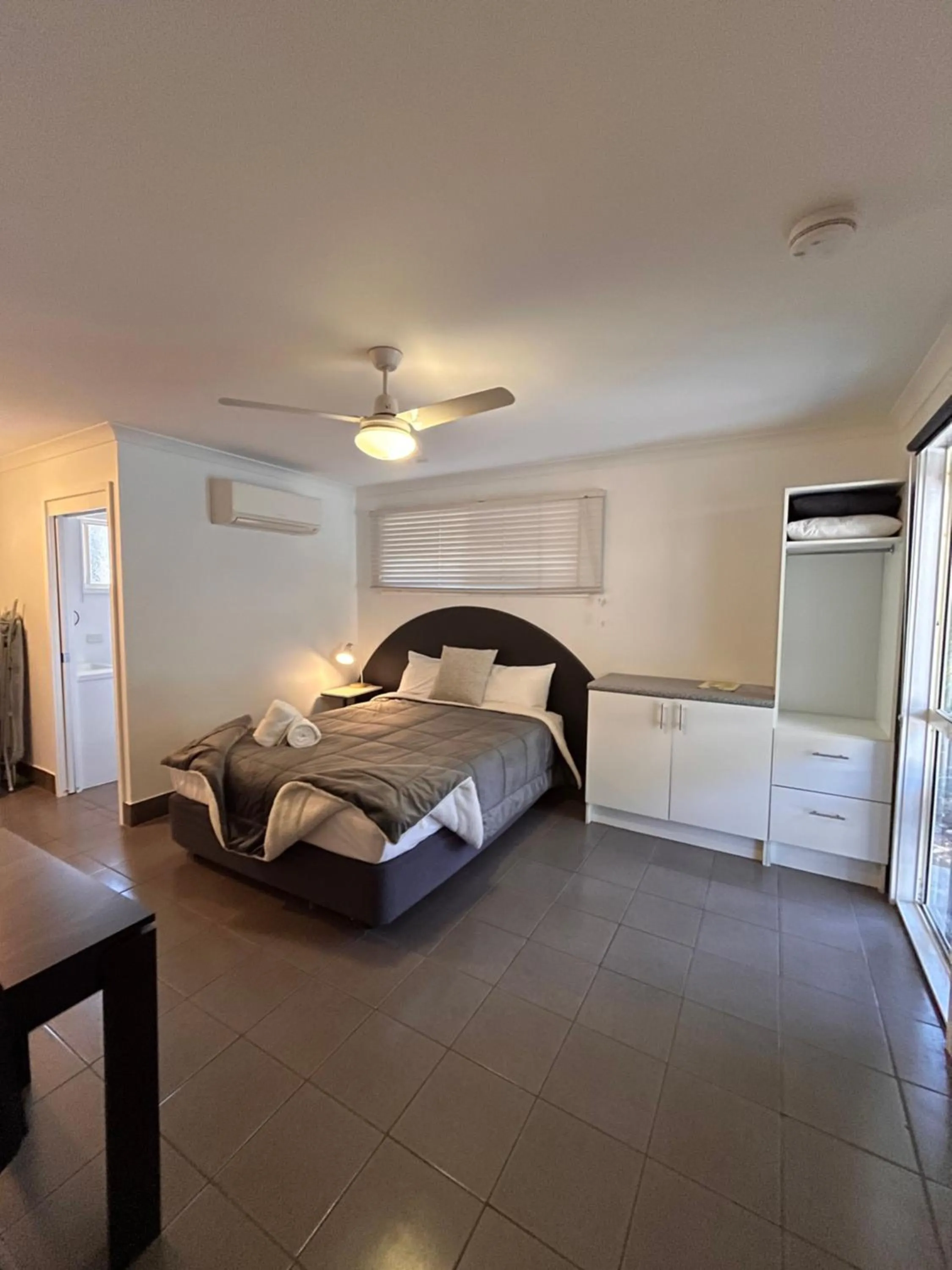 Bed in Agnes Palms Motel