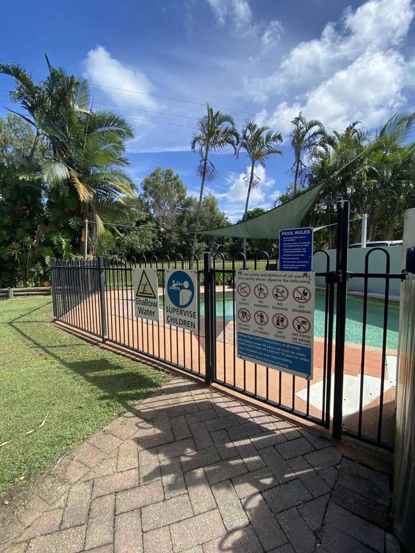 Swimming pool in Agnes Palms Motel