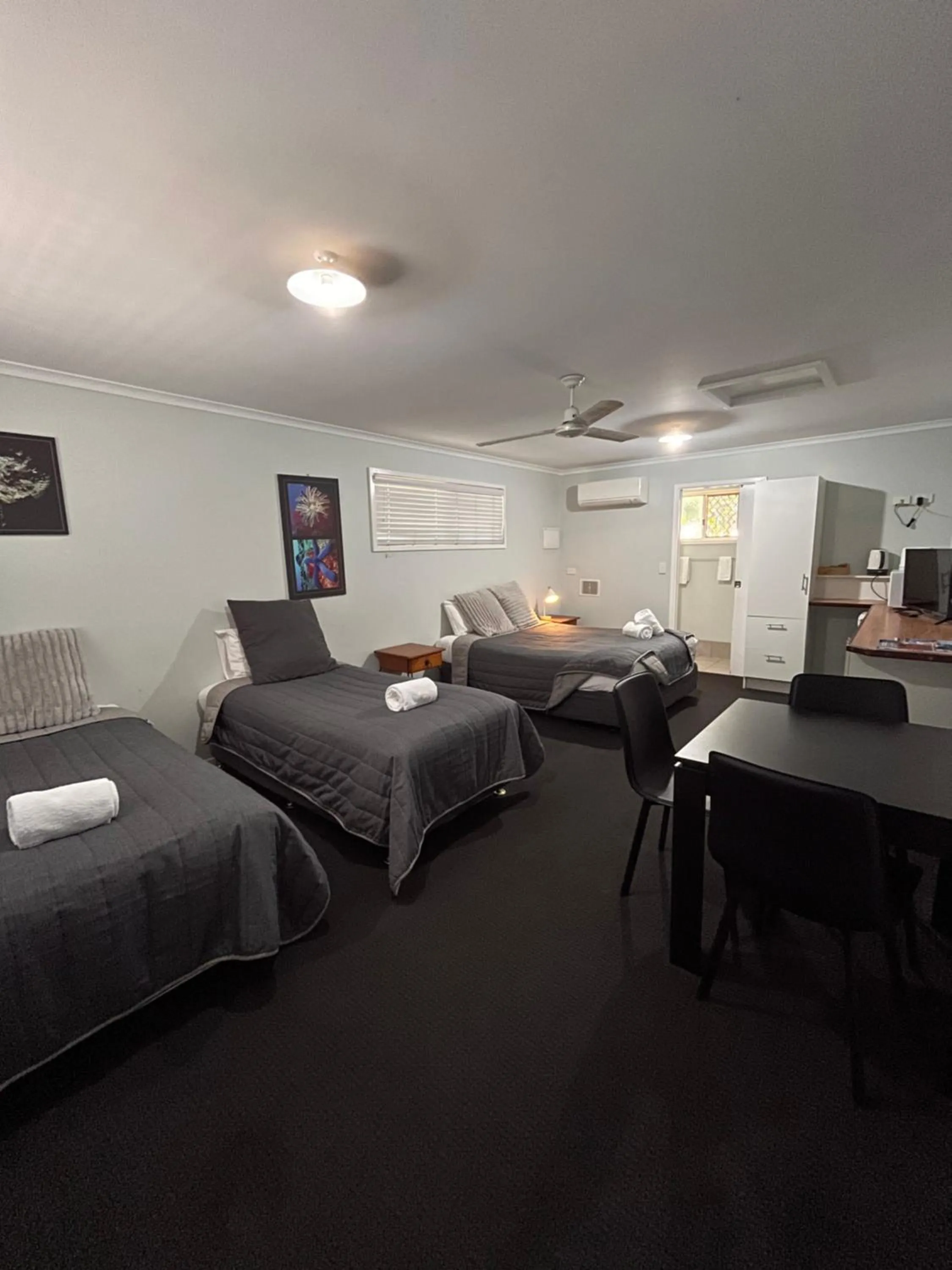 Bed in Agnes Palms Motel