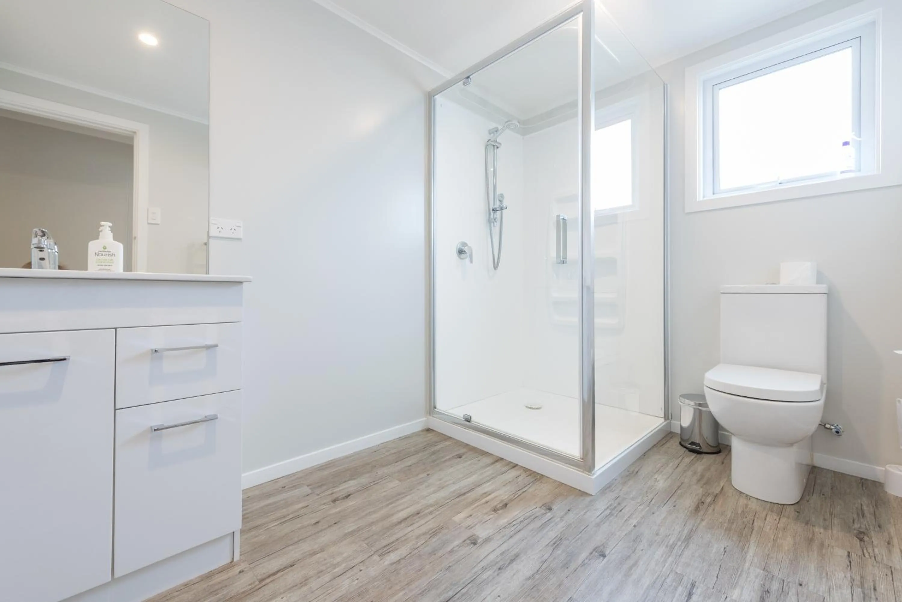 Bathroom in Abbey Court Motel