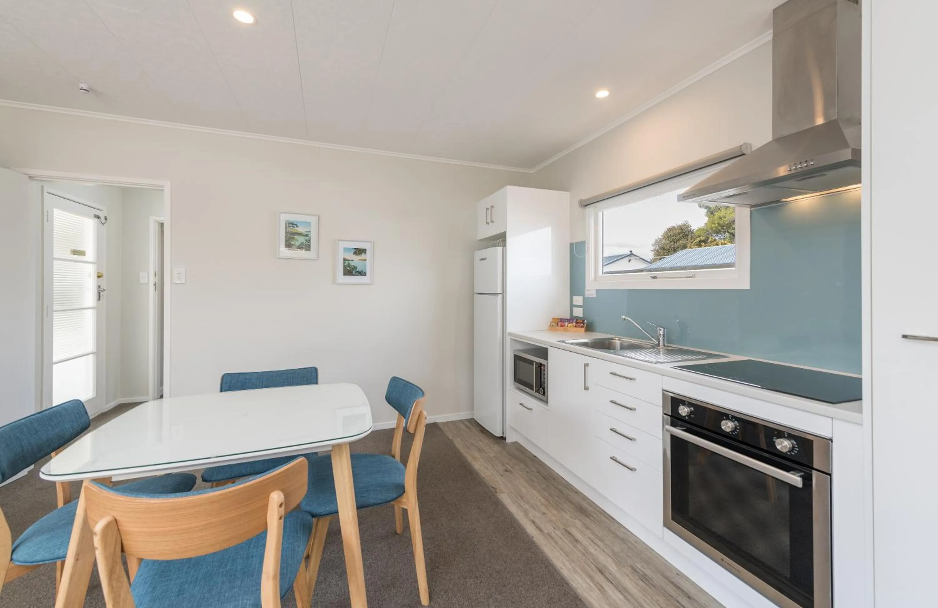 Kitchen or kitchenette in Abbey Court Motel