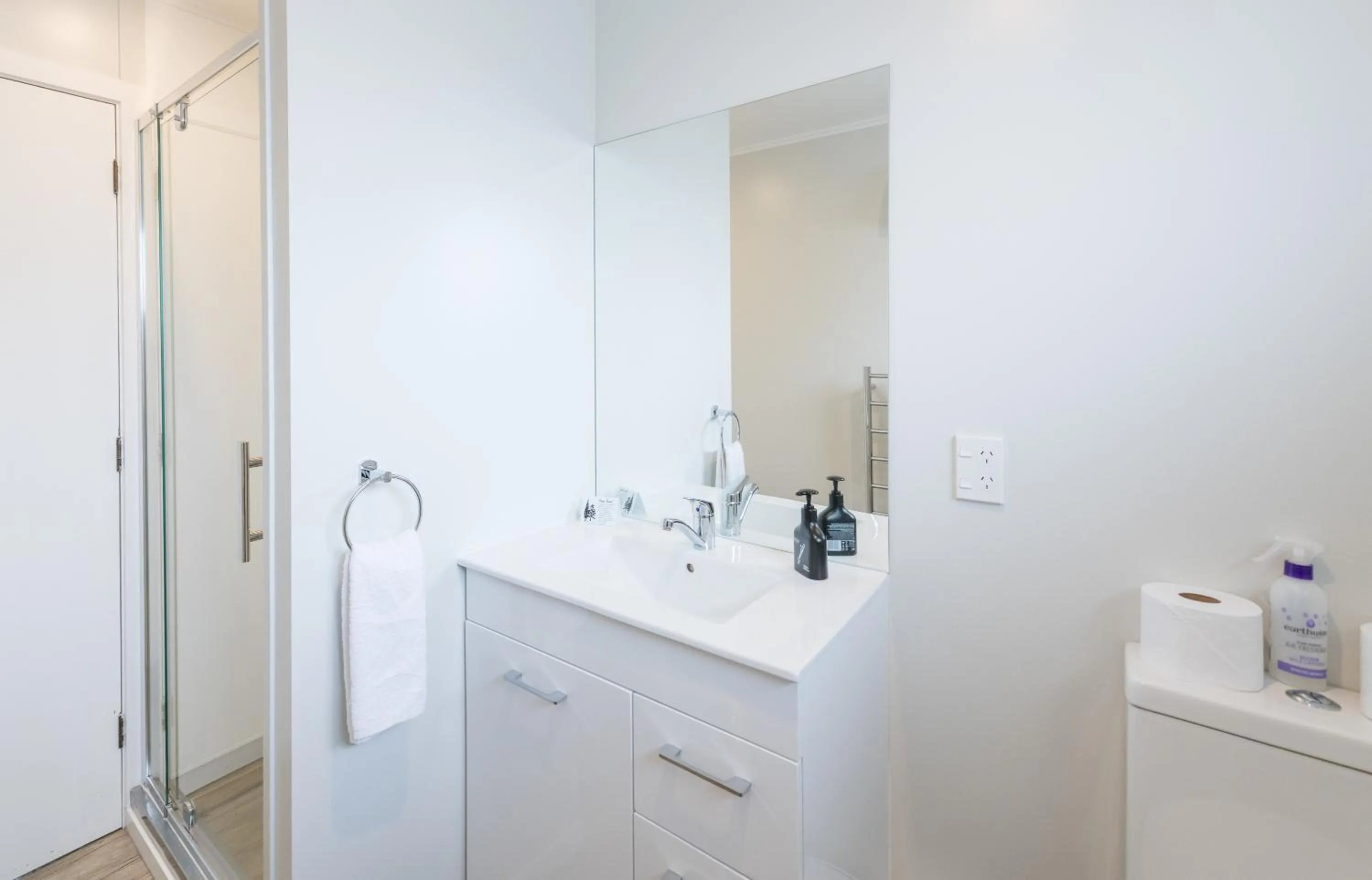 Bathroom in Abbey Court Motel