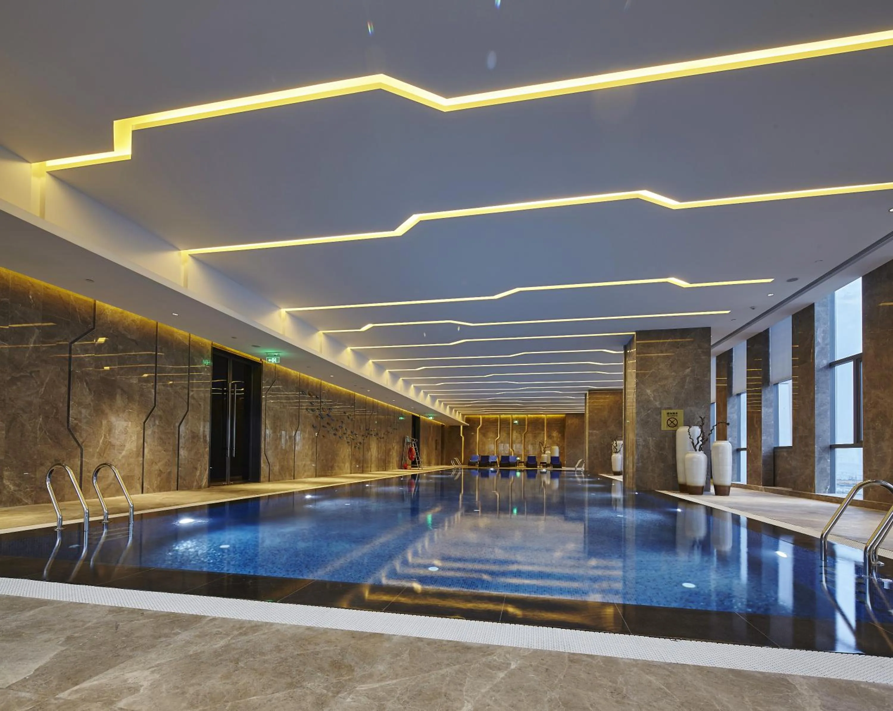 Swimming pool in Wanda Realm Hotel Dongying