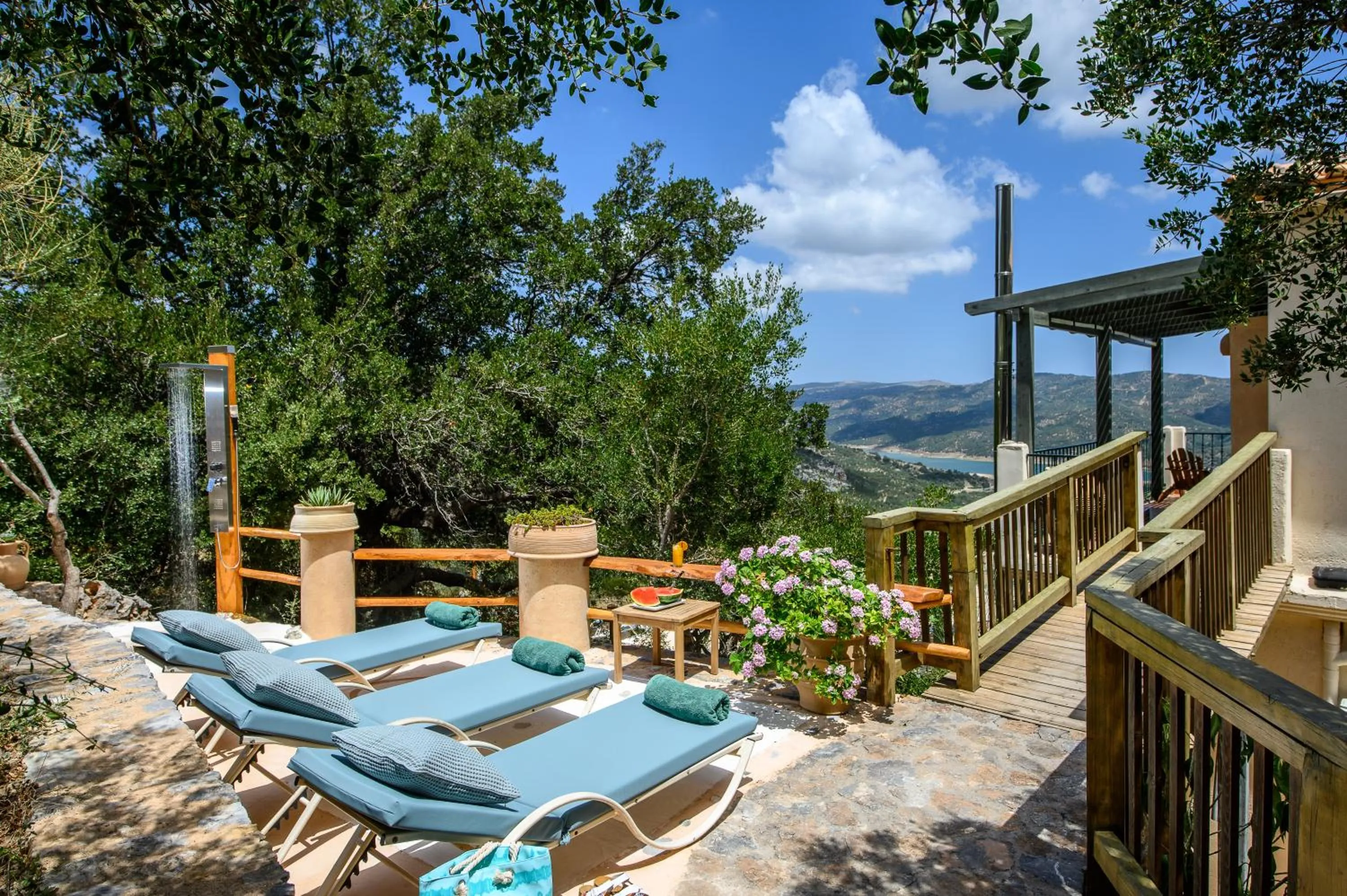 Shower in Country Hotel Velani