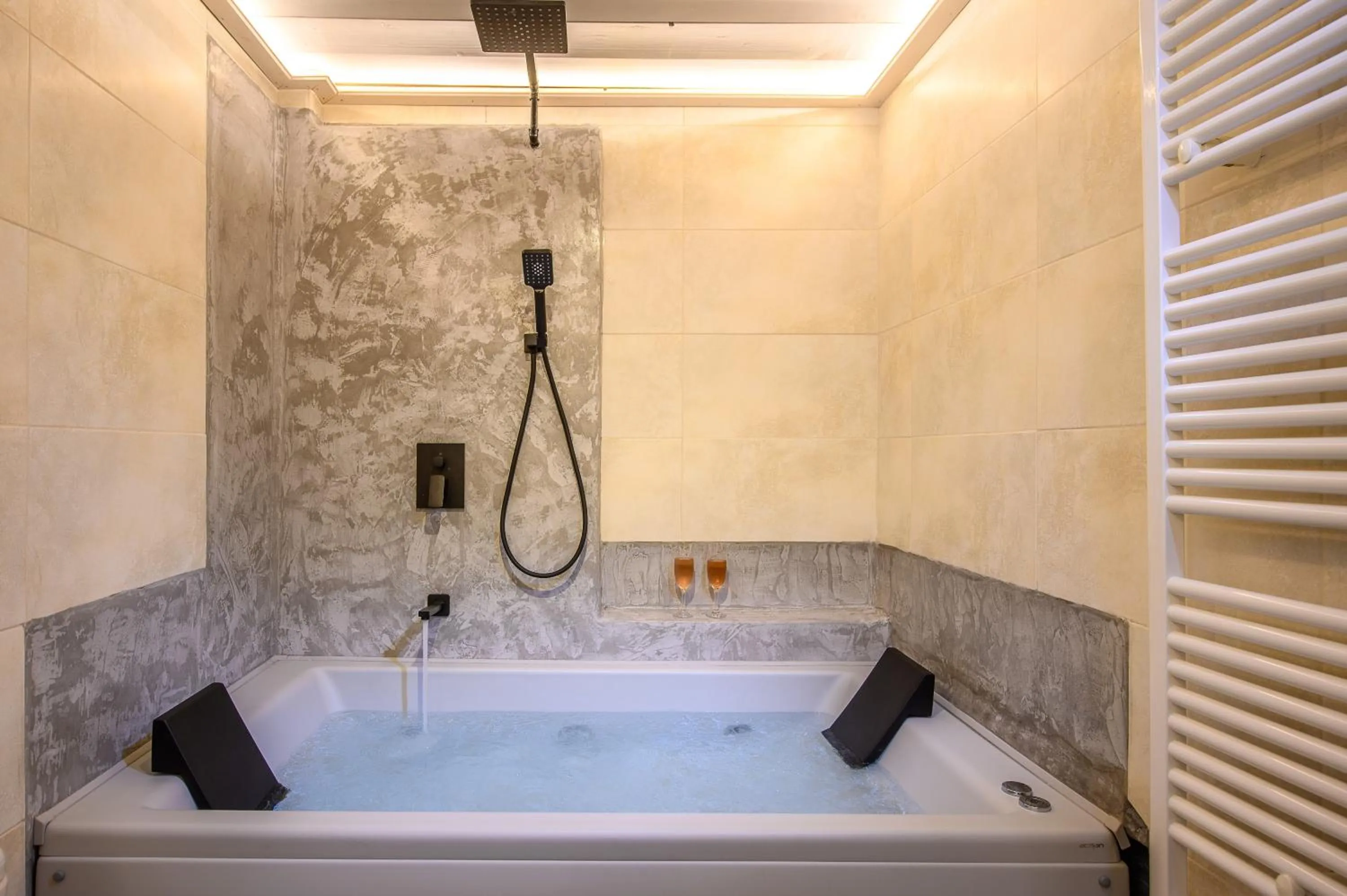 Hot Tub in Country Hotel Velani