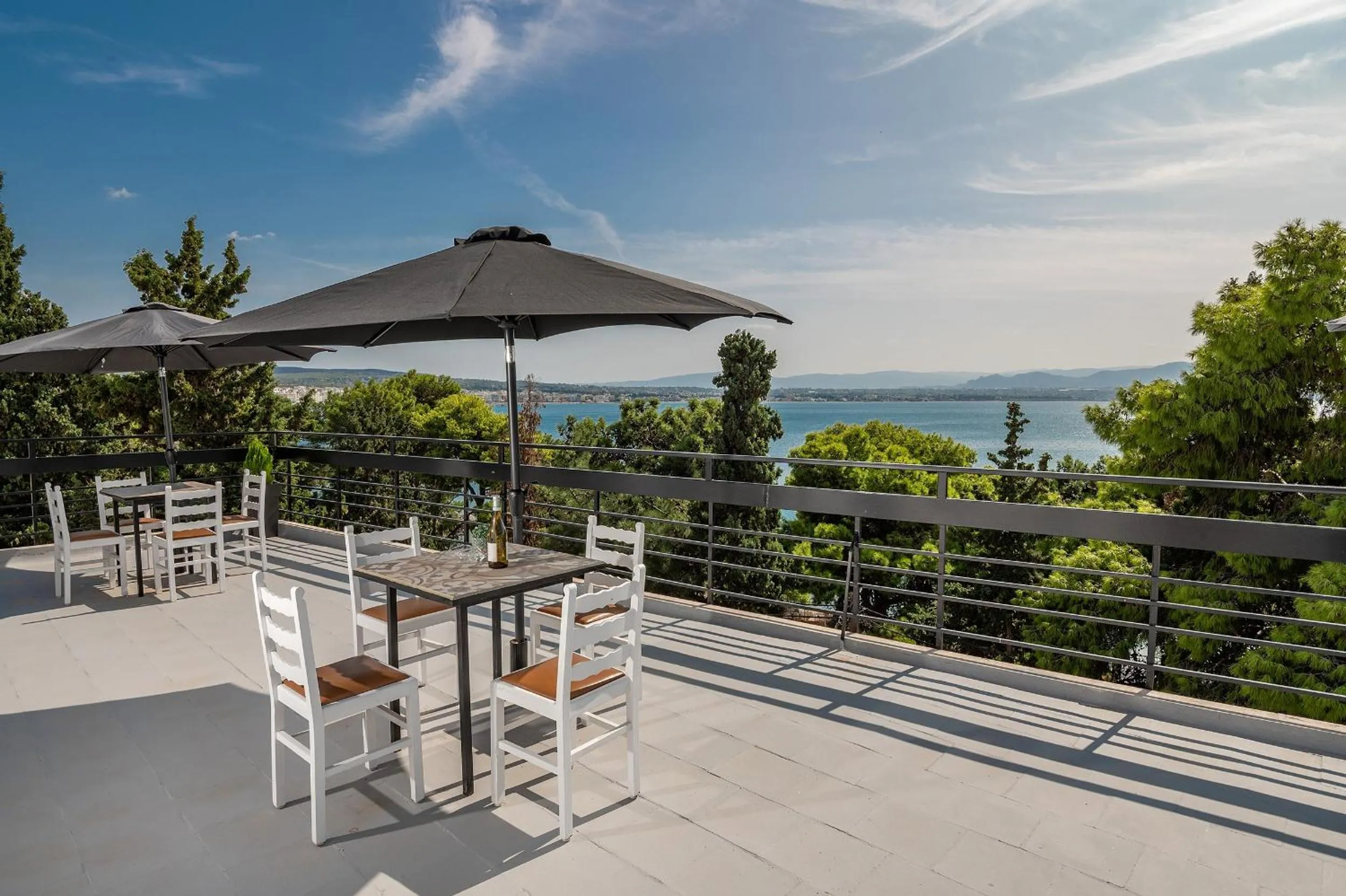 Restaurant/places to eat in Genesis Hotel