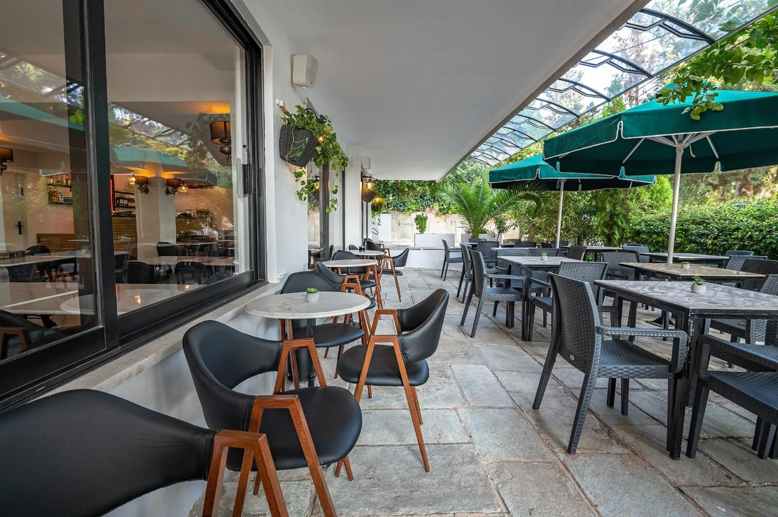 Restaurant/places to eat in Genesis Hotel