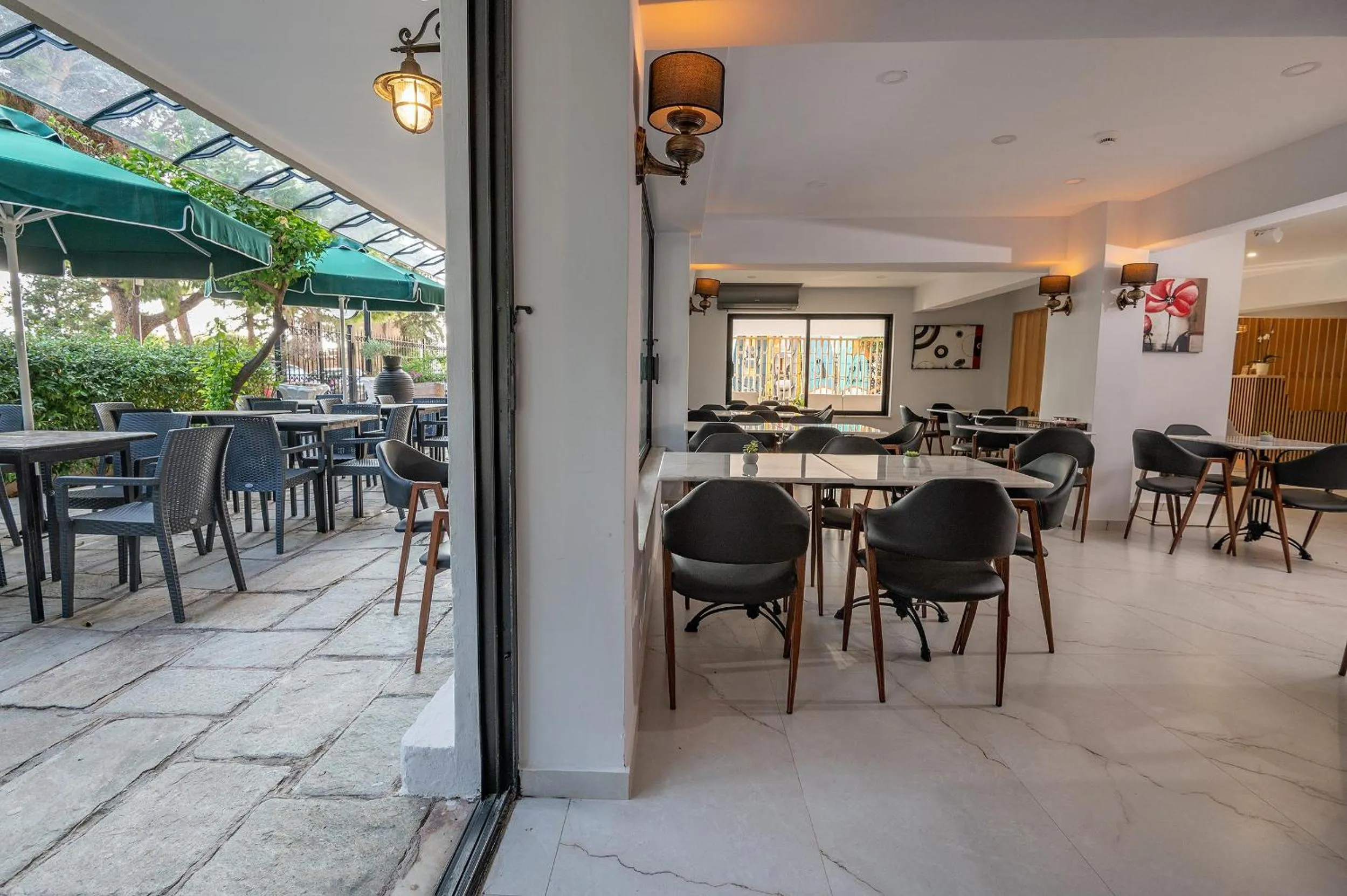 Restaurant/places to eat in Genesis Hotel