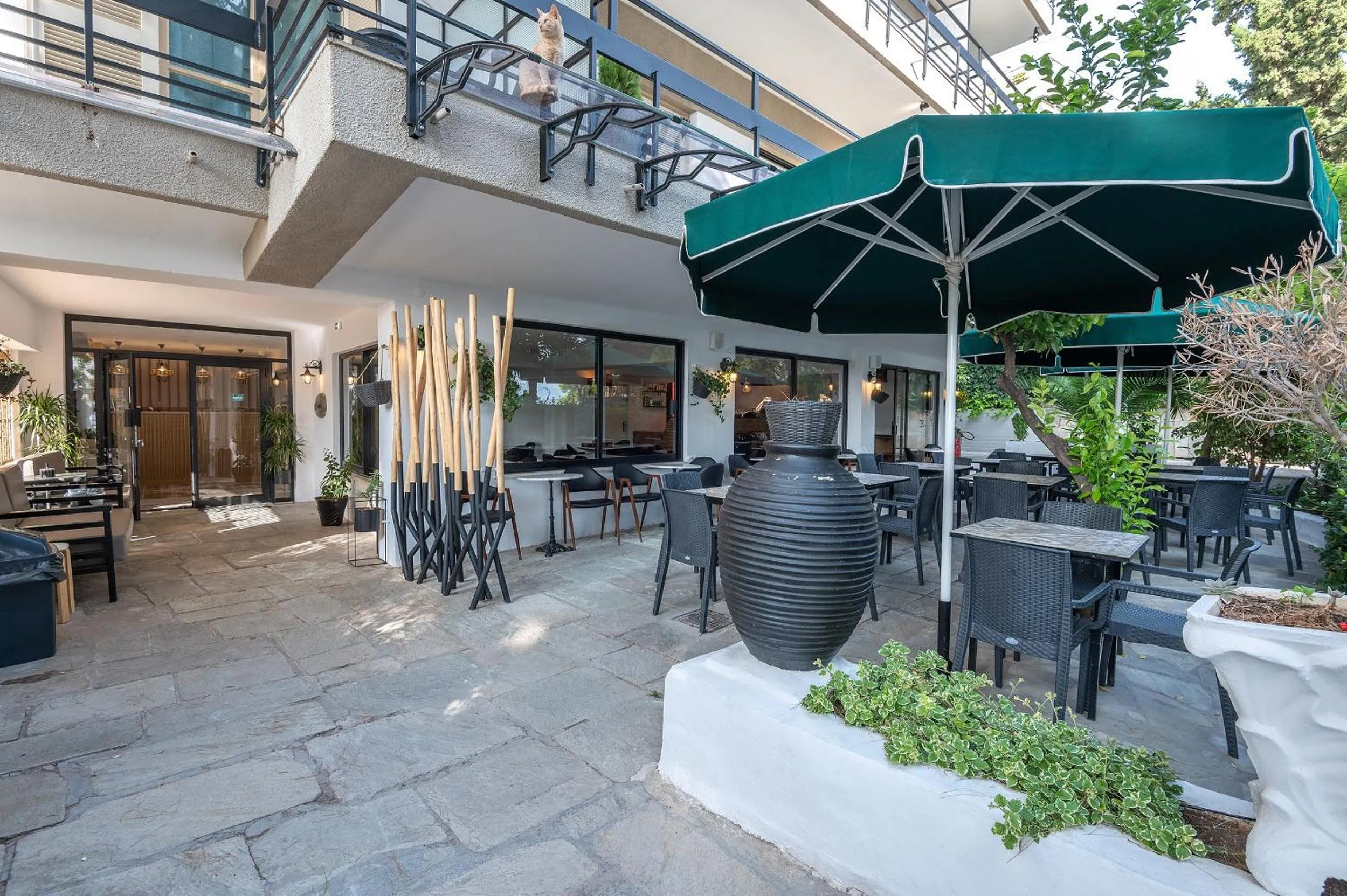 Restaurant/places to eat in Genesis Hotel