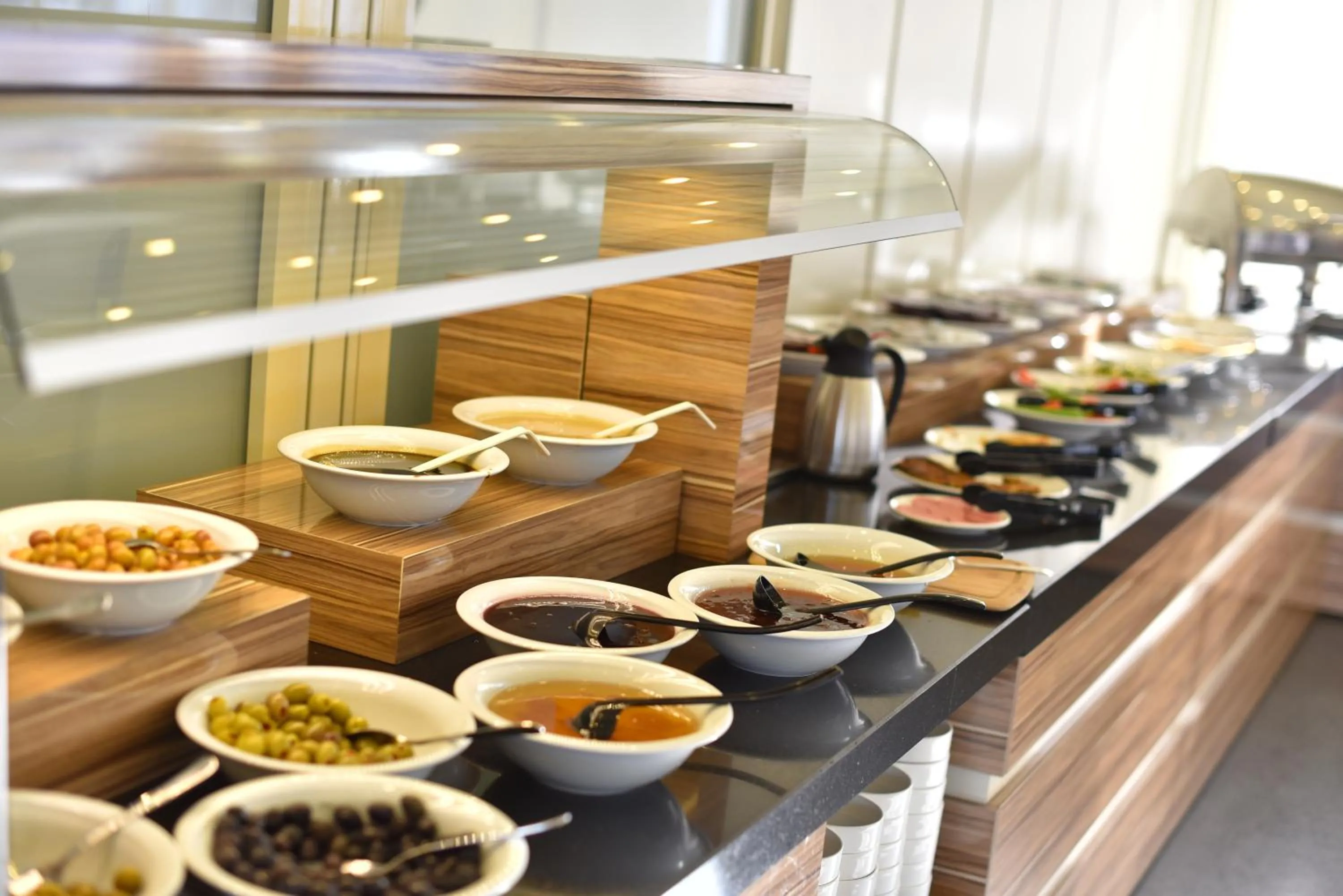 Buffet breakfast in Alesha Suite Otel