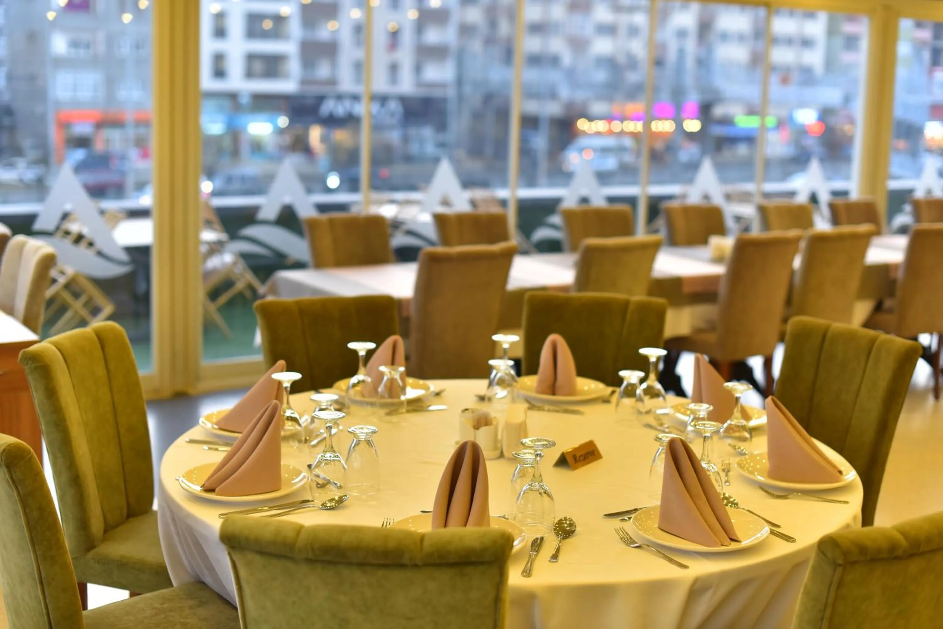 Restaurant/places to eat in Alesha Suite Otel