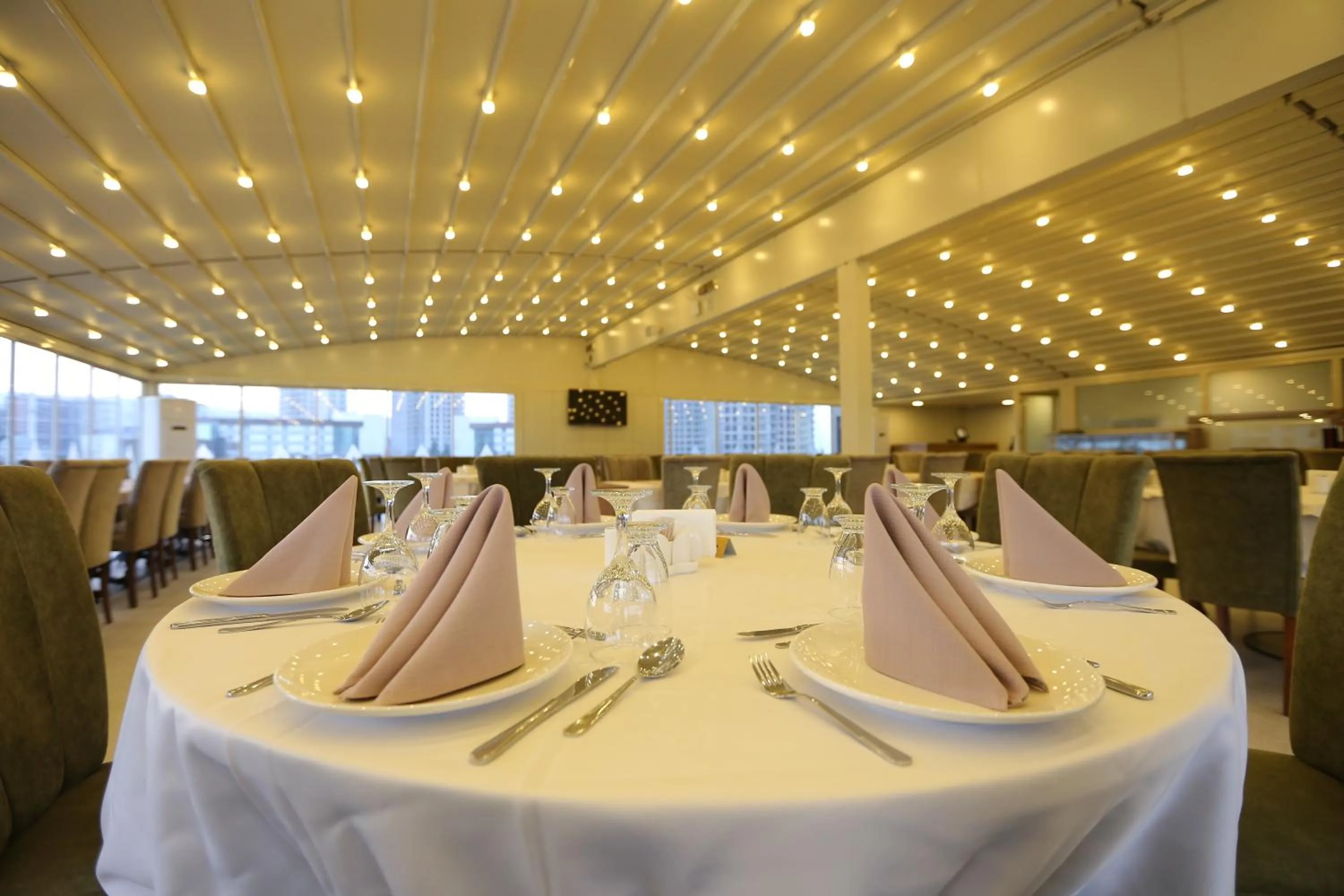 Restaurant/places to eat in Alesha Suite Otel