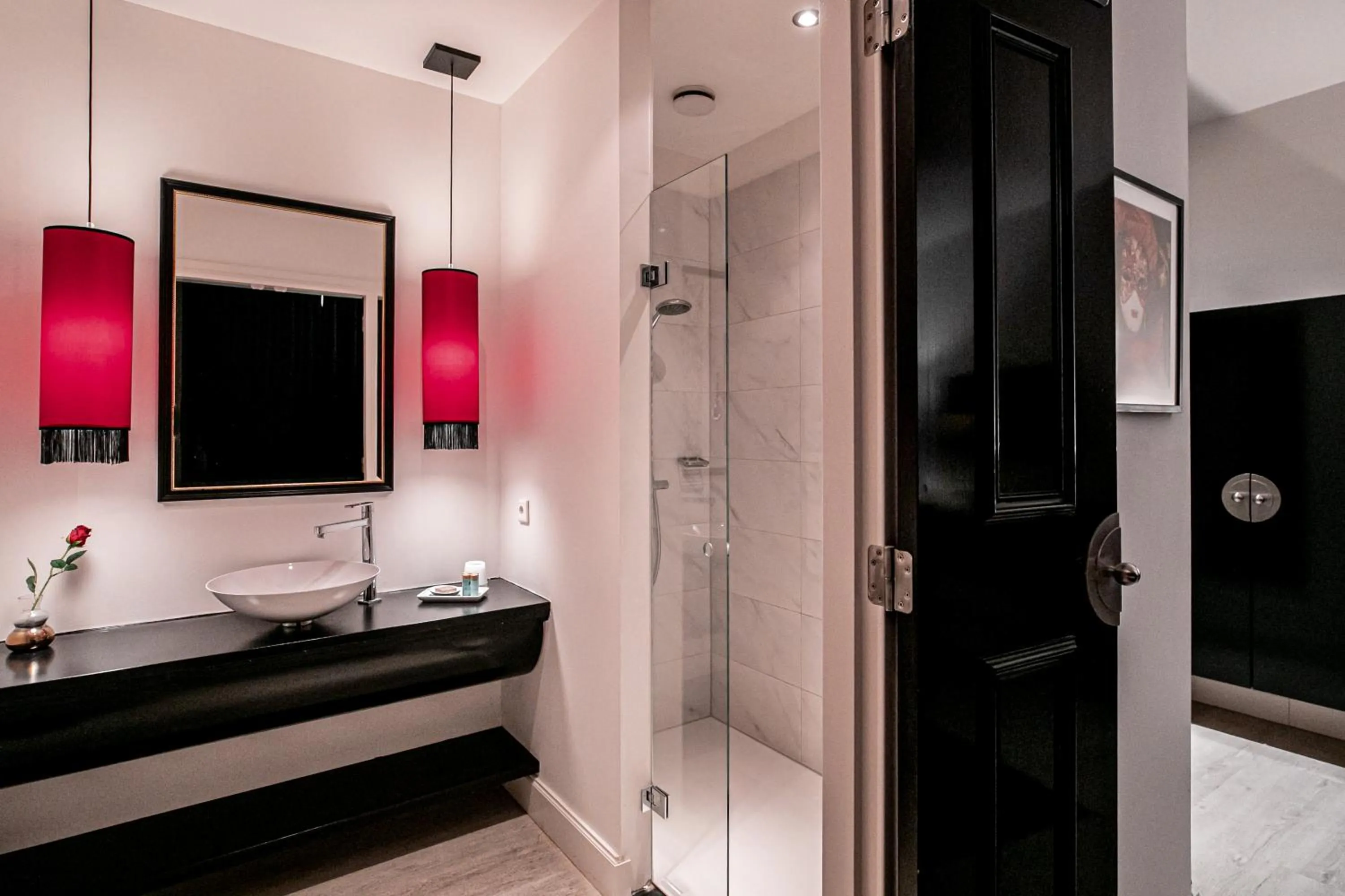 Shower in Le Theatre