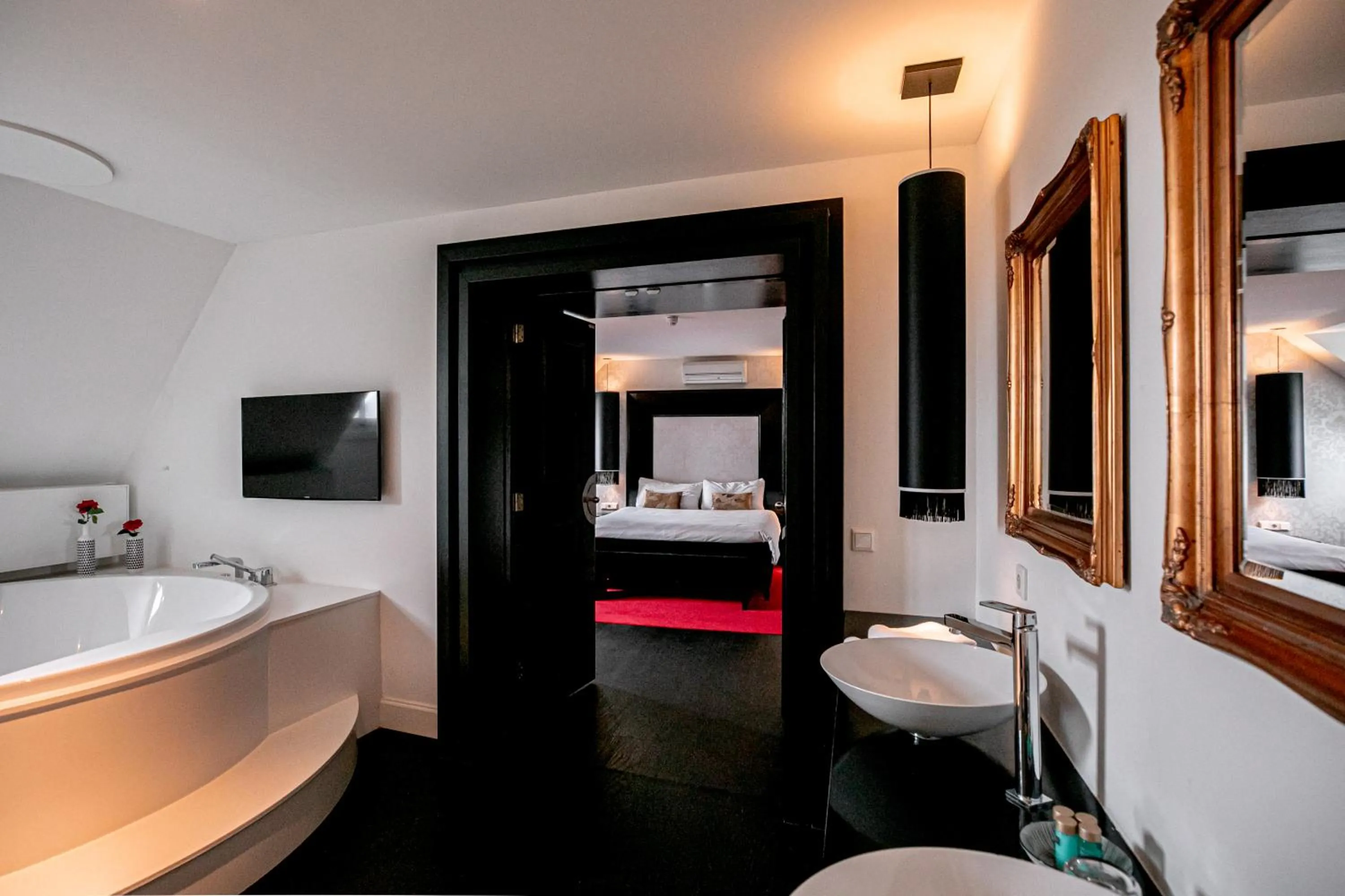 Bathroom, Bed in Le Theatre