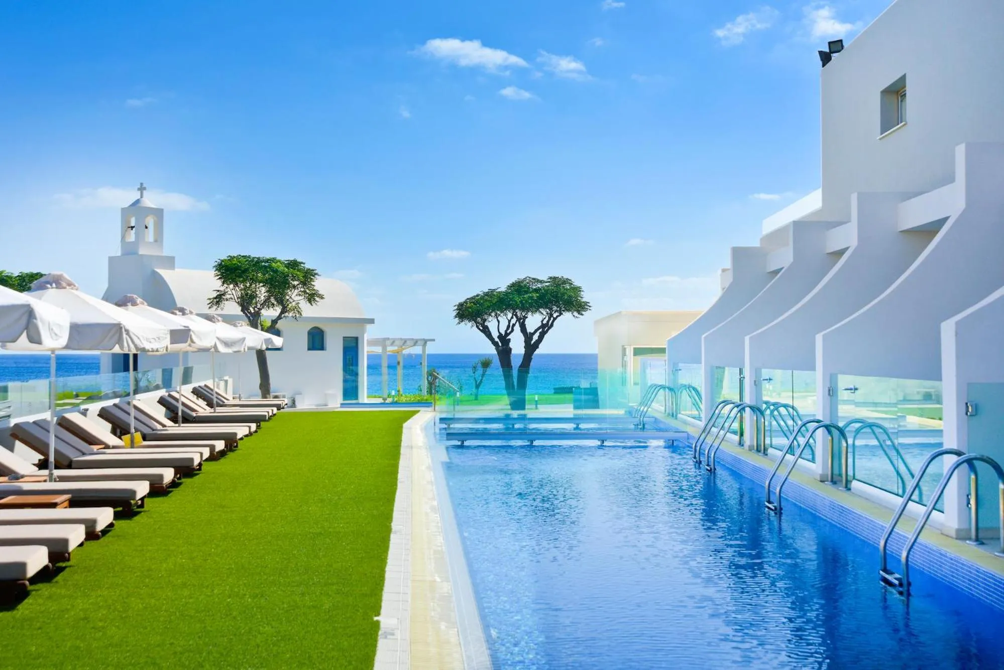 Swimming pool in Pernera Beach Hotel