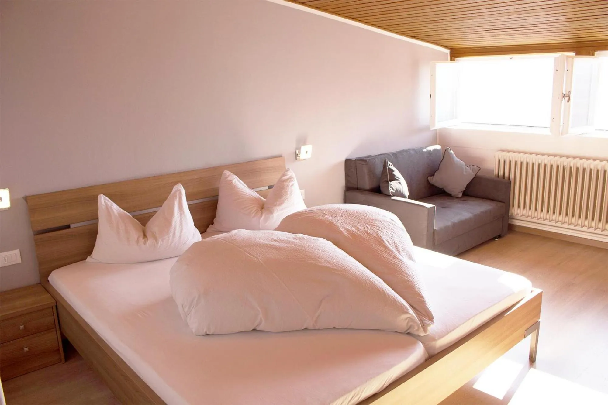 Shower, Bed in Schenna Garni Eden Bed & Breakfast