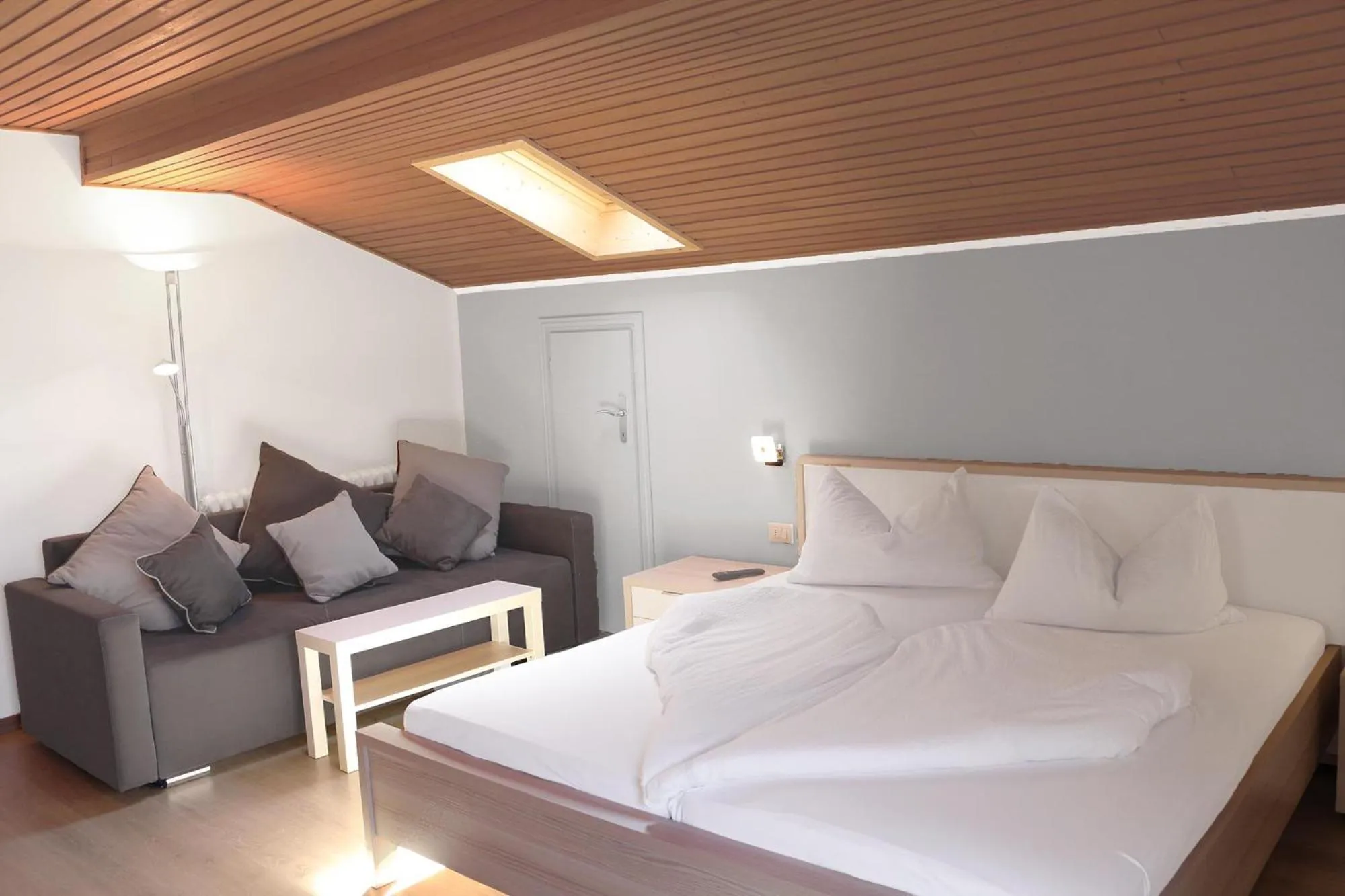 Shower, Bed in Schenna Garni Eden Bed & Breakfast