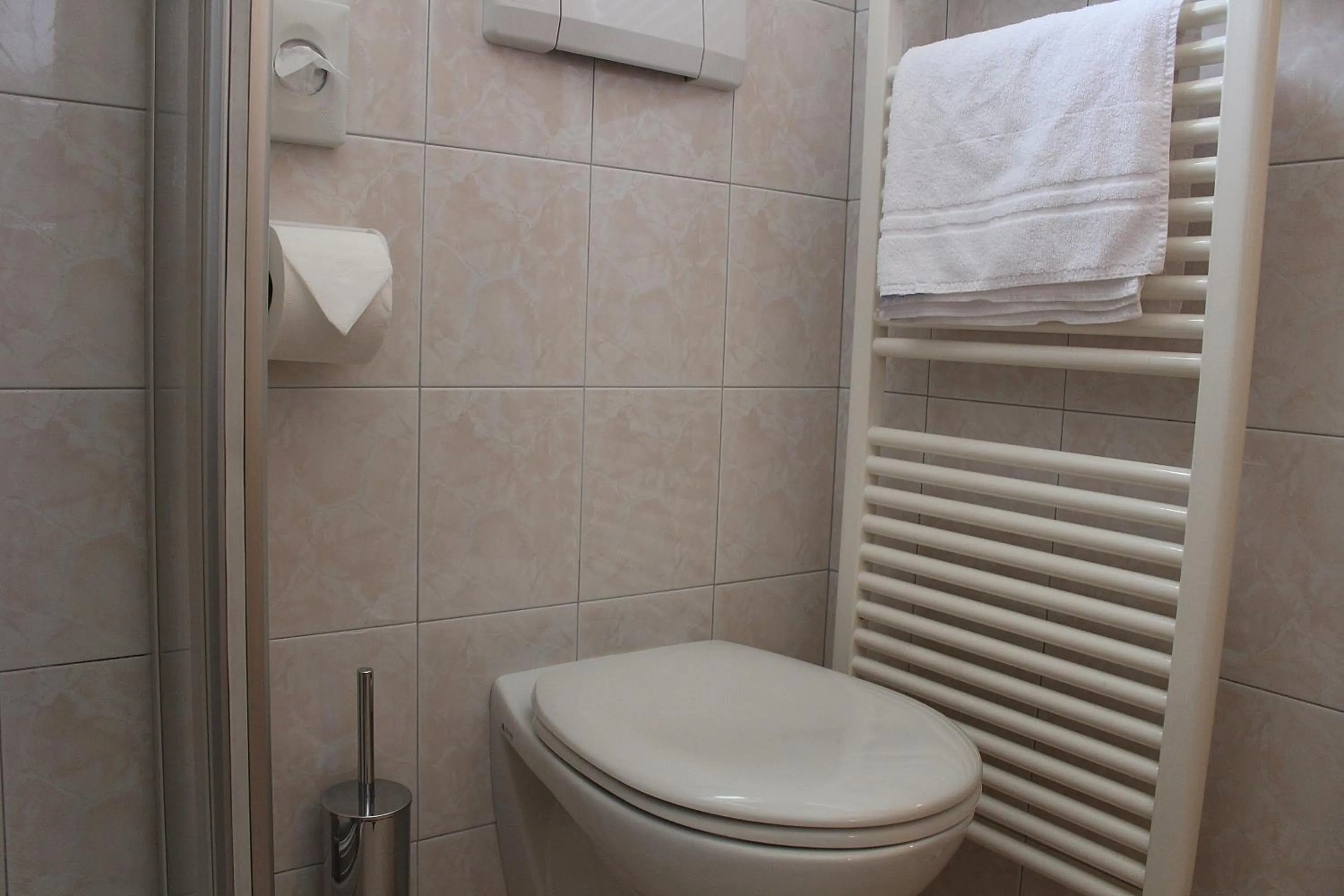 Toilet in Schenna Garni Eden Bed & Breakfast