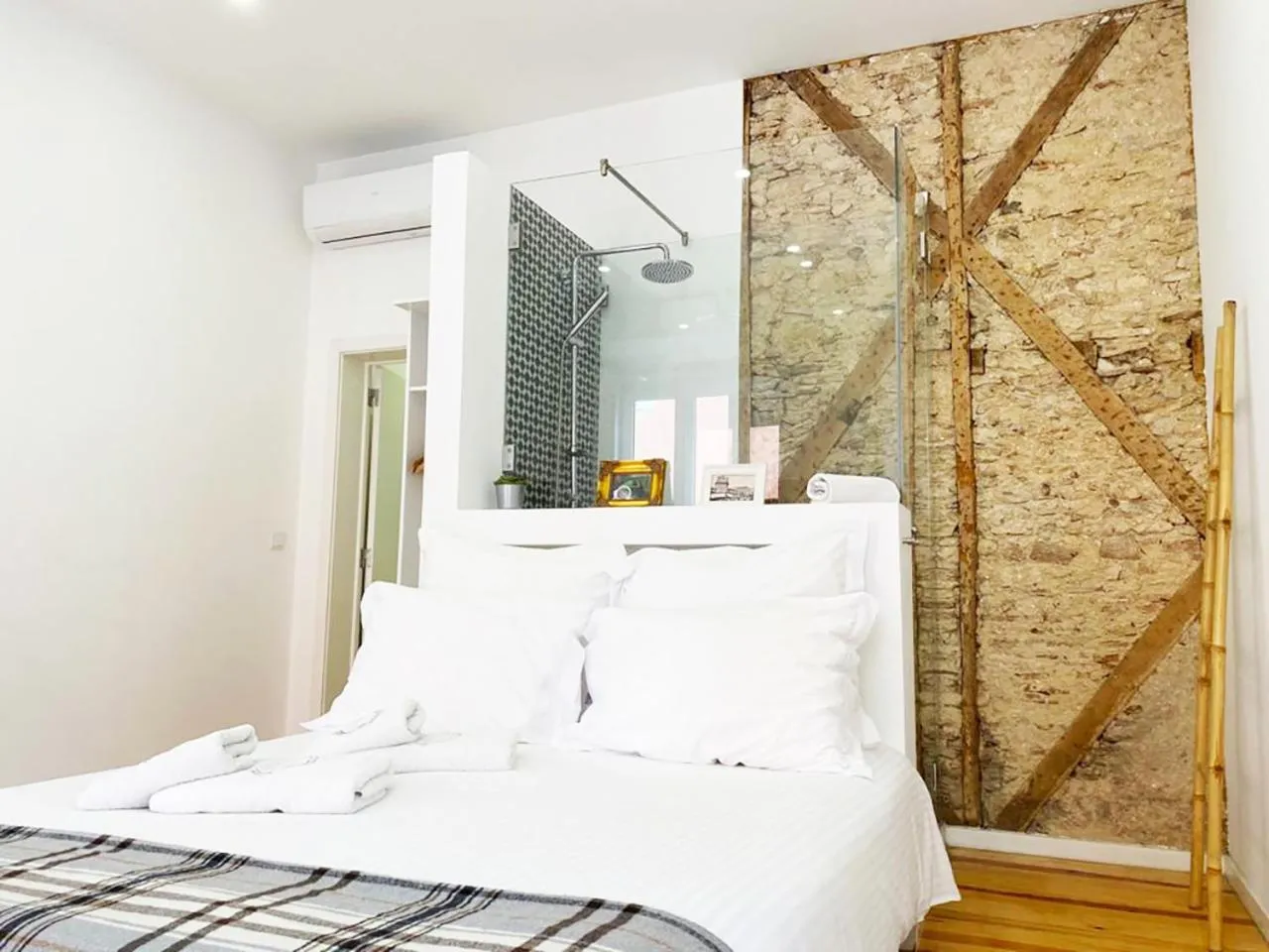 Bedroom, Bed in The Postcard Lisbon