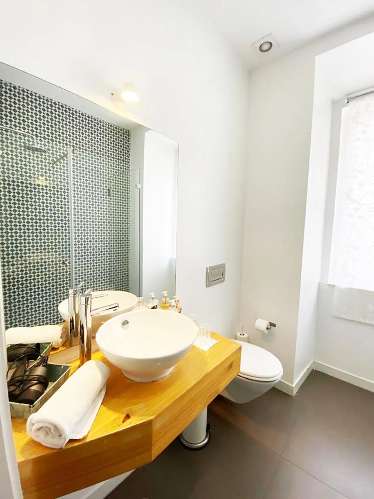 Toilet in The Postcard Lisbon