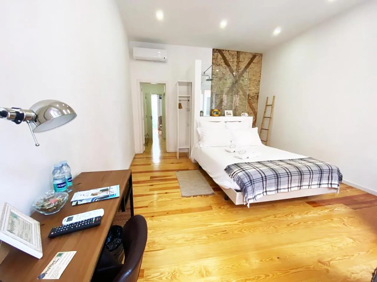 Bedroom, Bed in The Postcard Lisbon