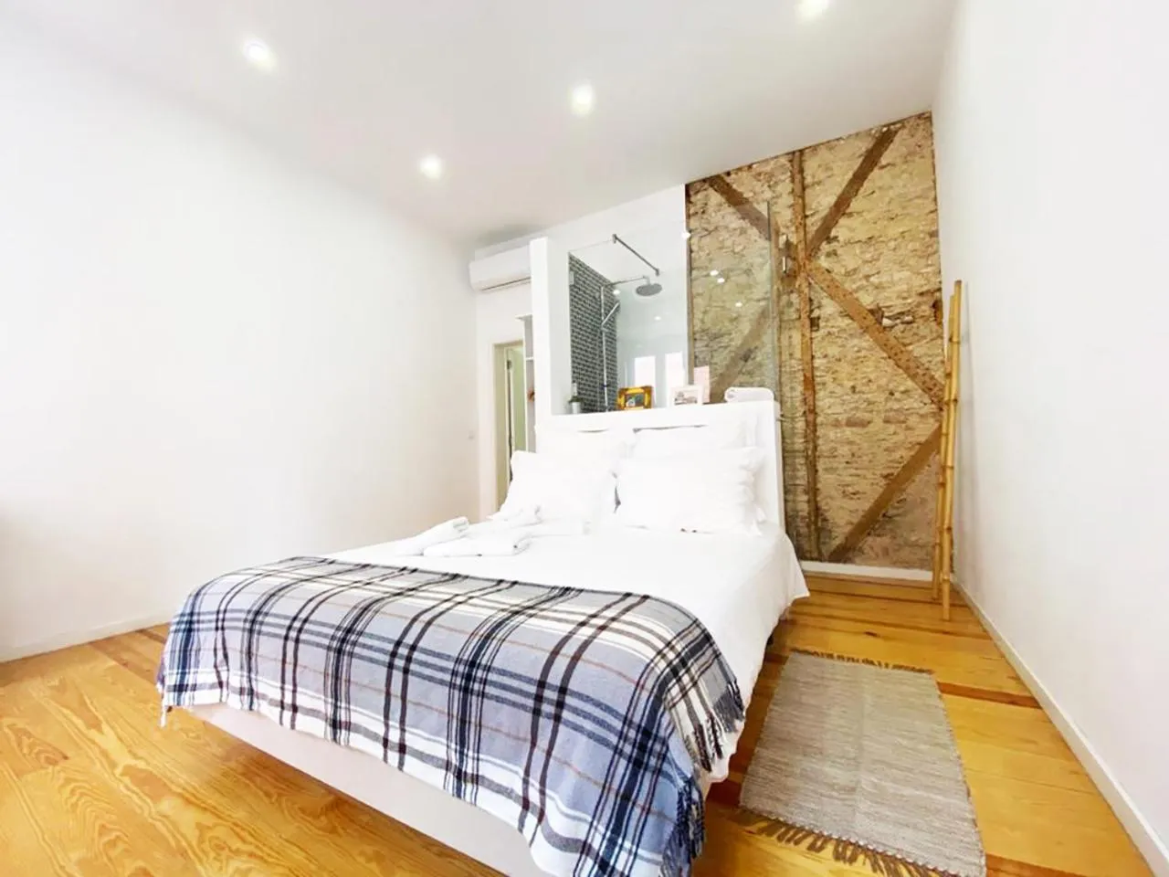 Bedroom, Bed in The Postcard Lisbon