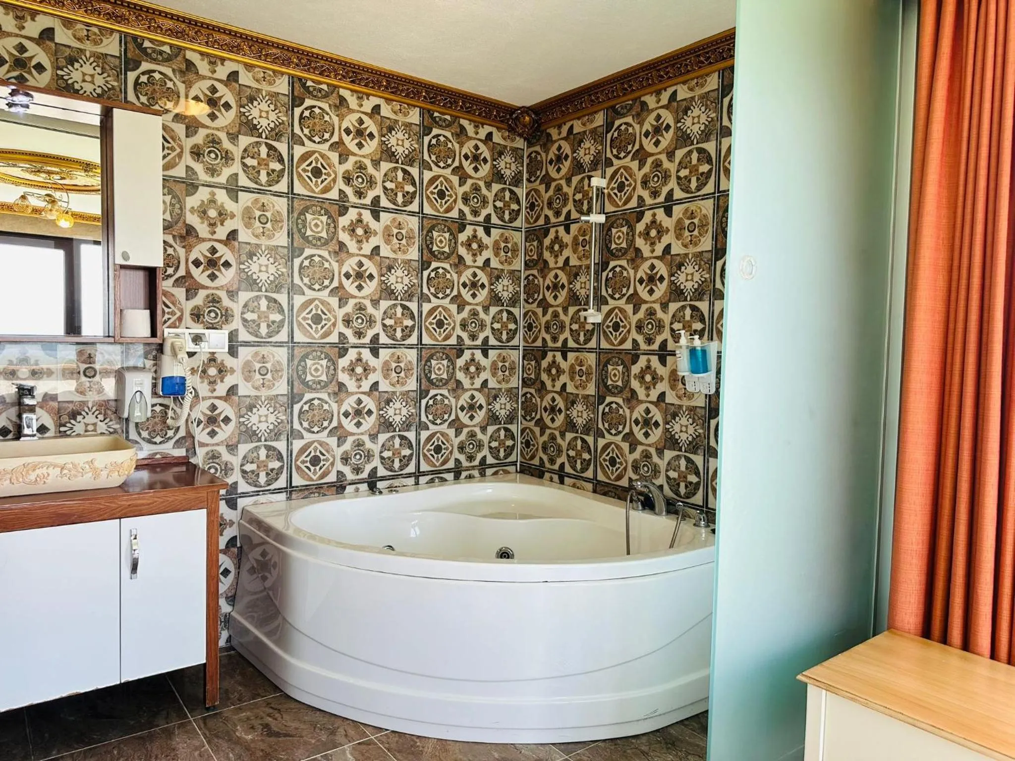 Hot Tub in My Green Boutique Hotel