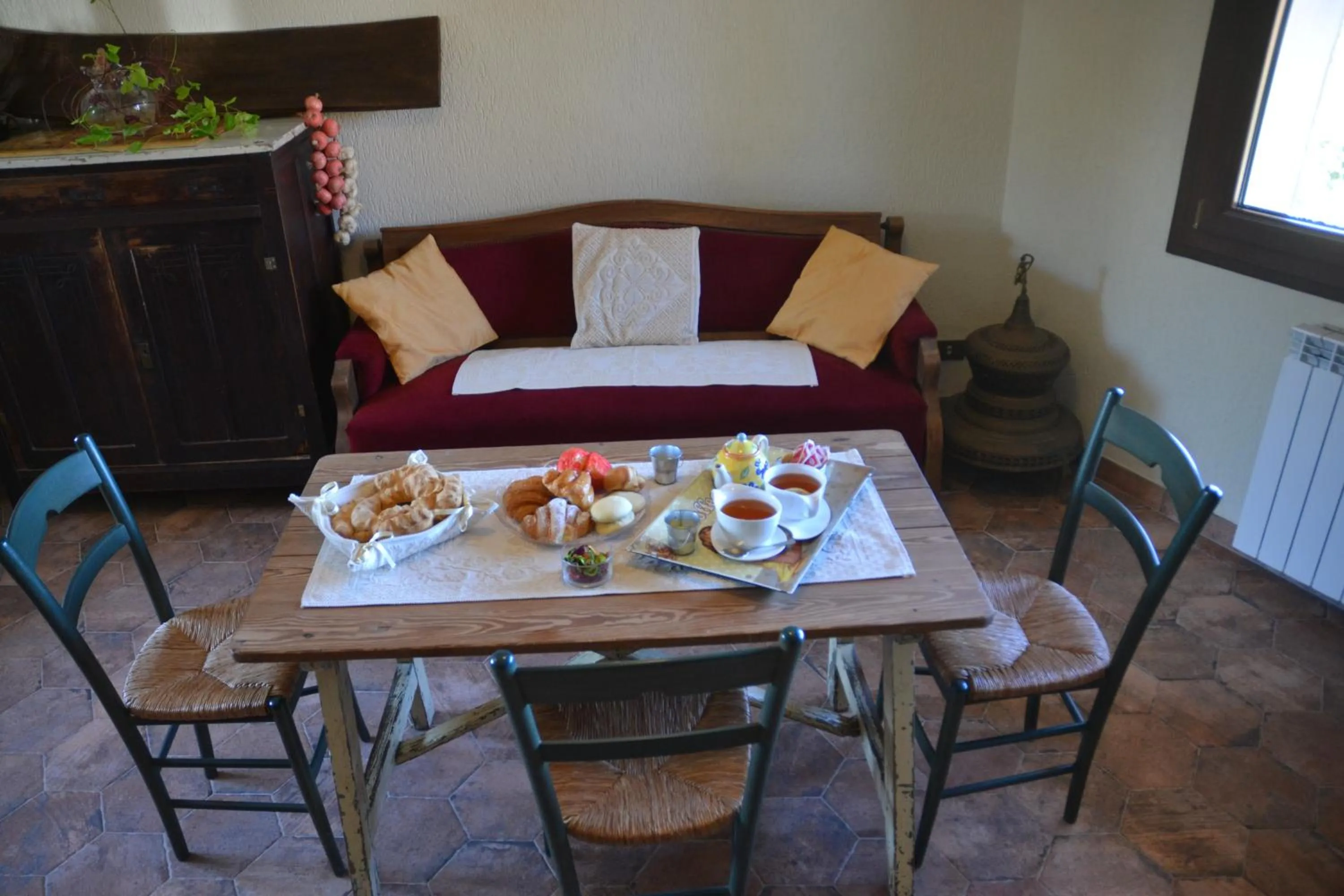 Communal lounge/ TV room in B&B Antica Botte Sassari