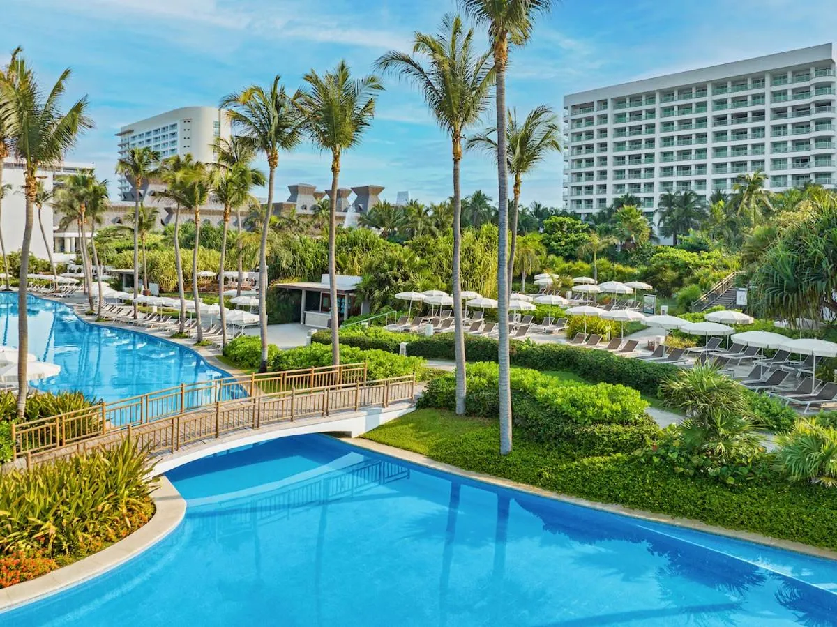 Swimming pool in Grand Ocean Breeze Acapulco