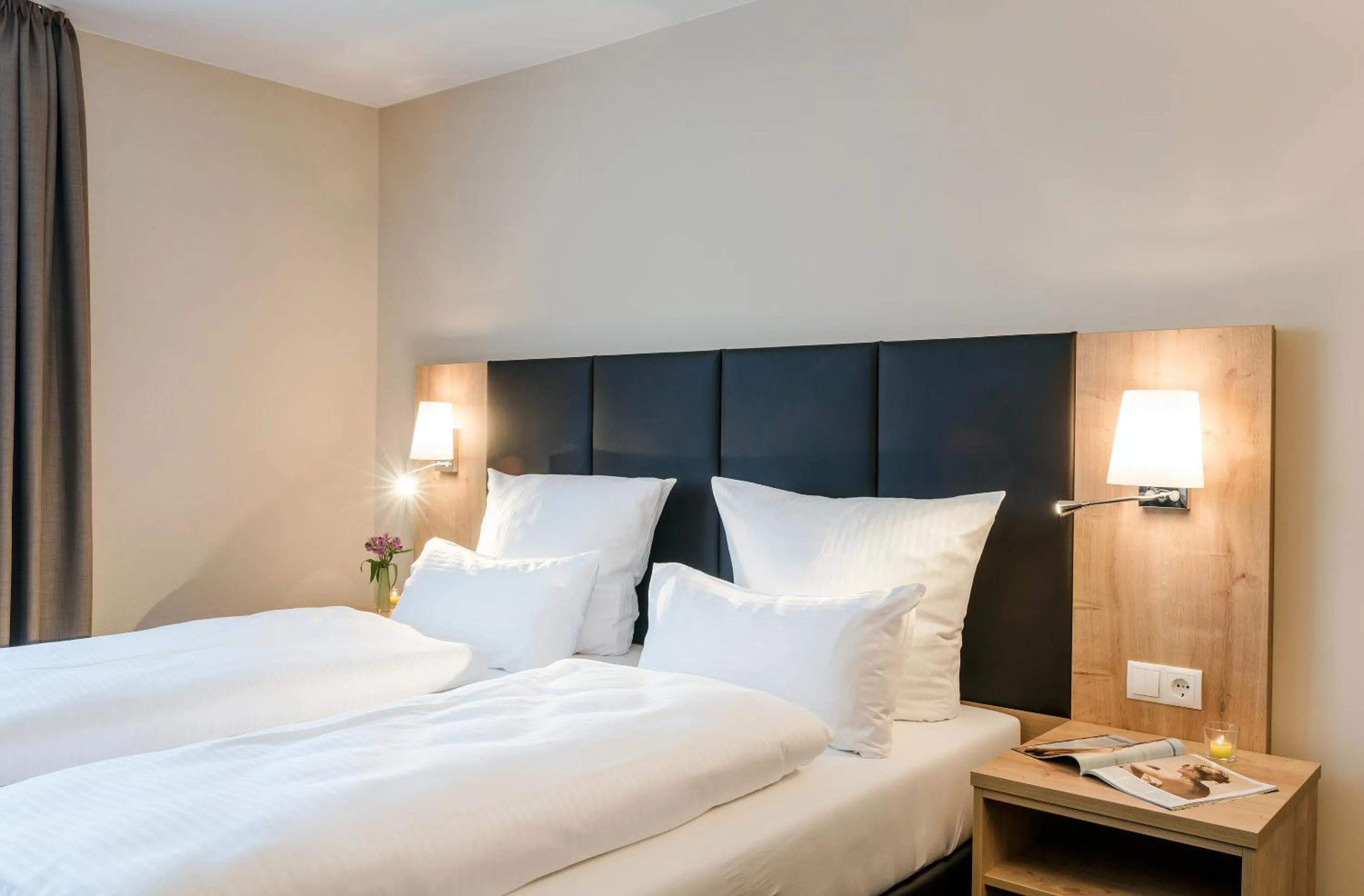 Photo of the whole room, Bed in die Post Hotel mit Self Check-In