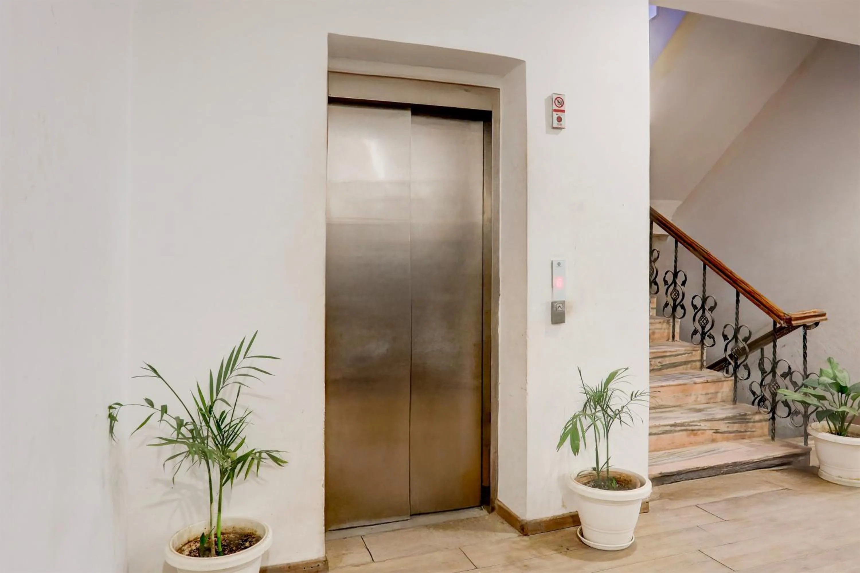 Lobby or reception in Super Townhouse Prayagraj Near Railway Station Formerly Santosh Palace