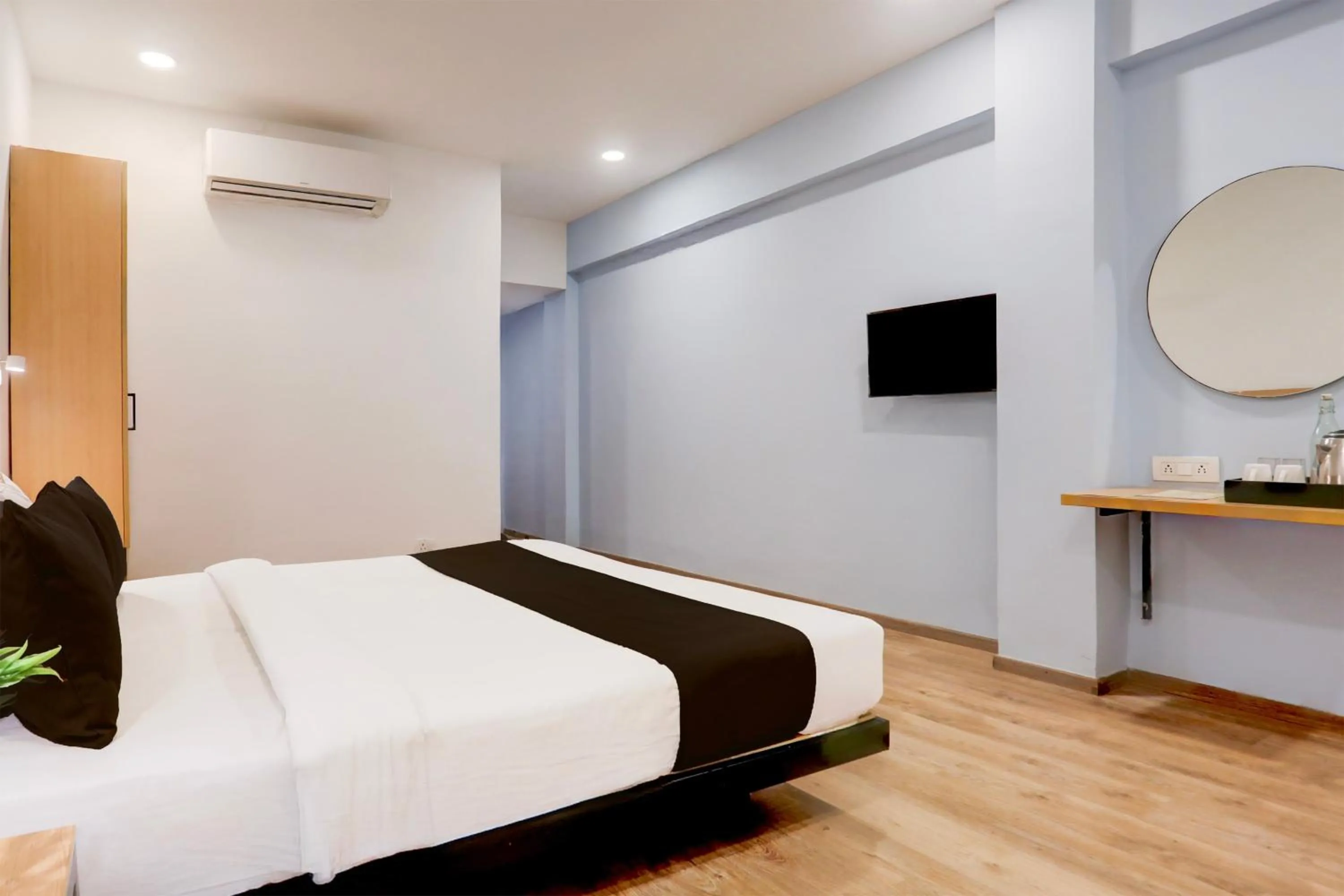 Bedroom, Bed in Super Townhouse Prayagraj Near Railway Station Formerly Santosh Palace