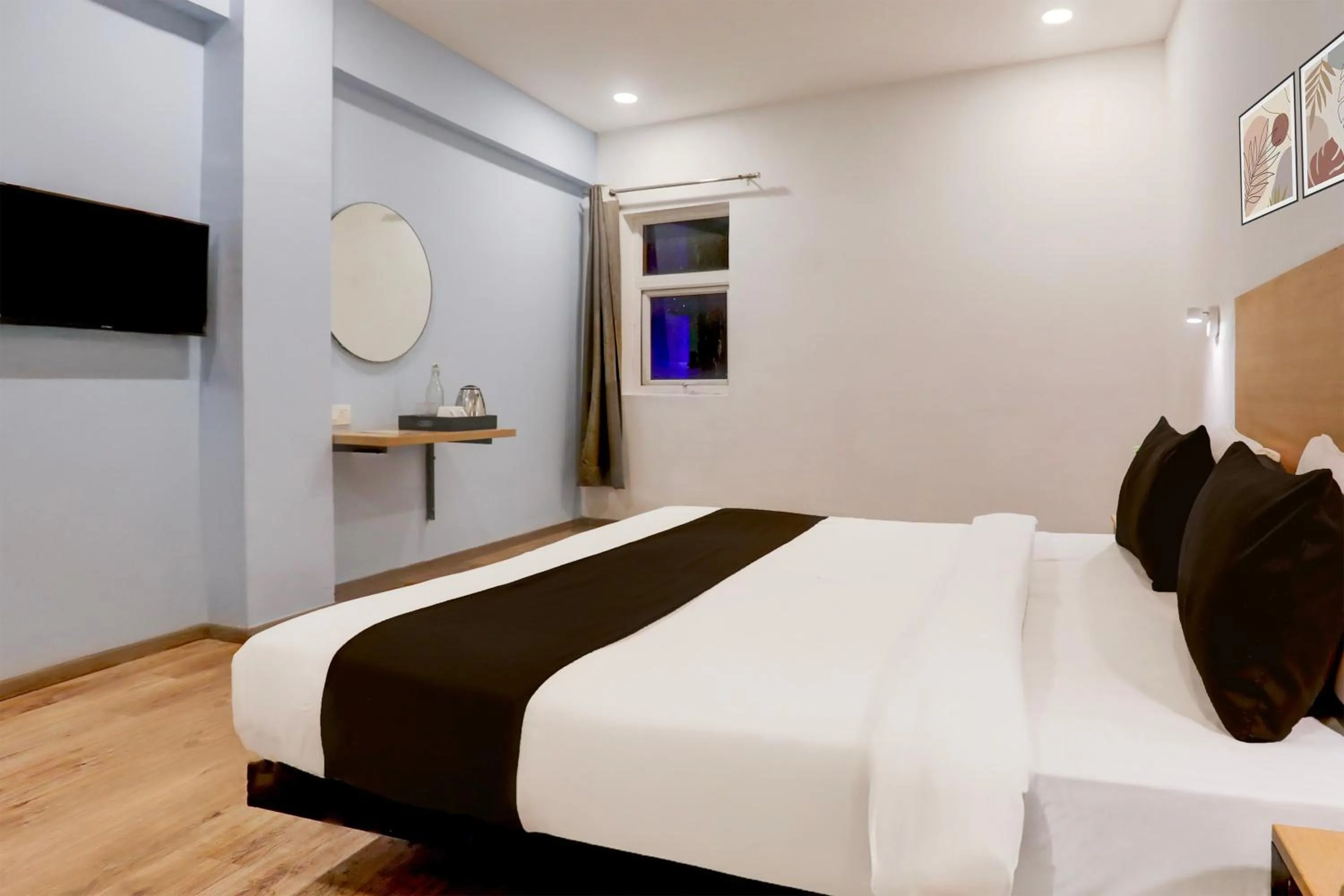 Bedroom, Bed in Super Townhouse Prayagraj Near Railway Station Formerly Santosh Palace