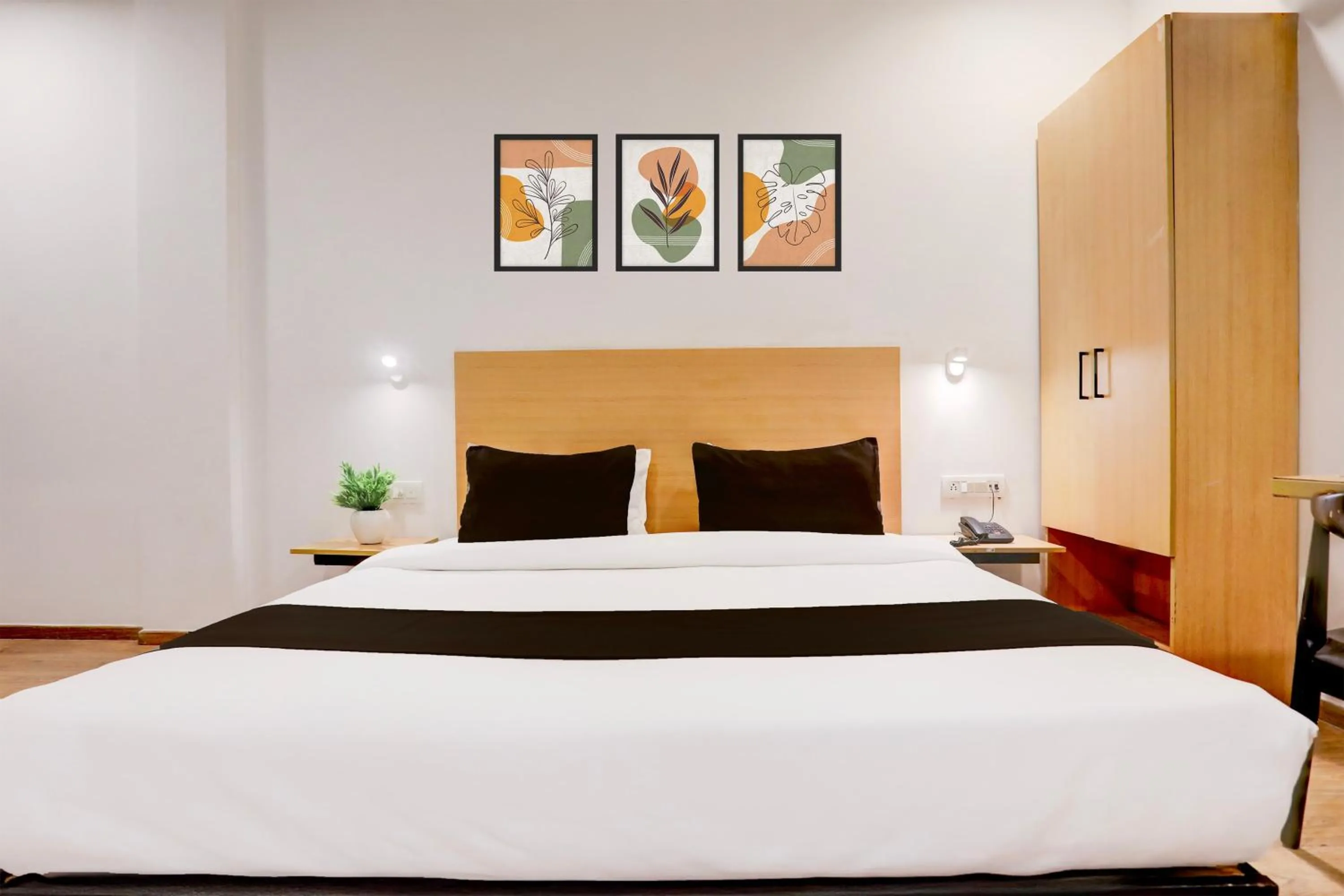 Bedroom, Bed in Super Townhouse Prayagraj Near Railway Station Formerly Santosh Palace