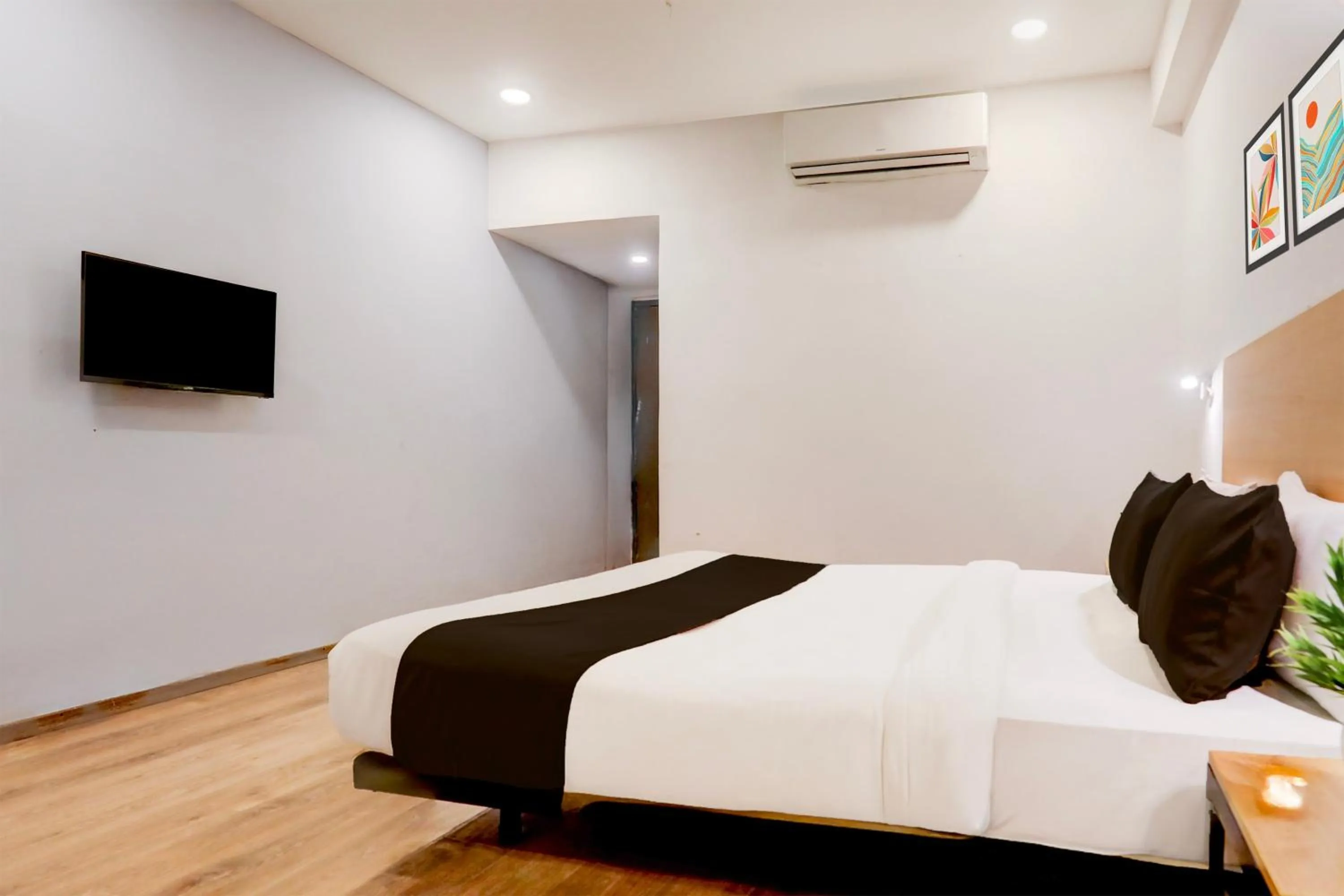 Bedroom, Bed in Super Townhouse Prayagraj Near Railway Station Formerly Santosh Palace