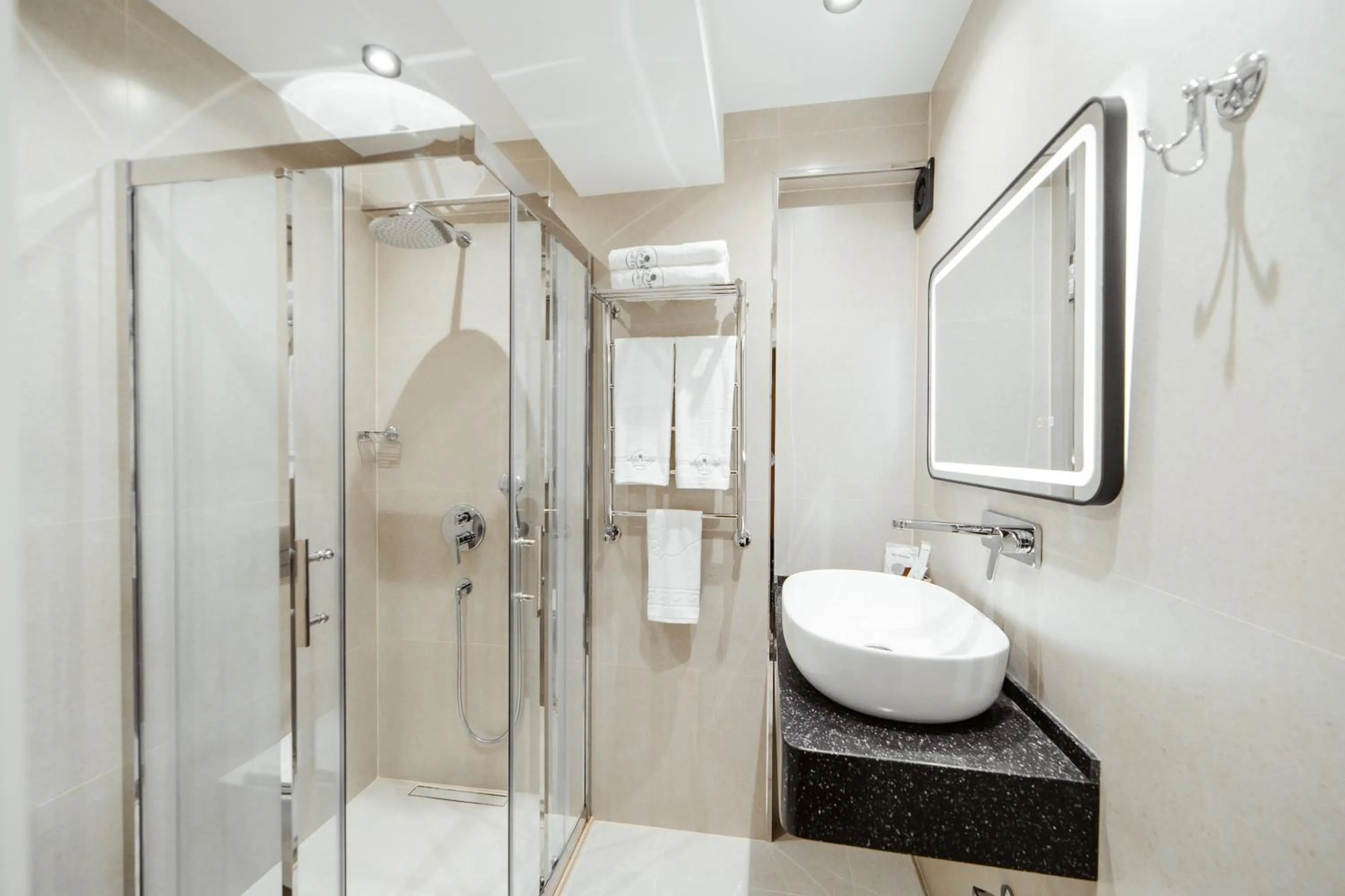 Shower in White Breeze Hotel