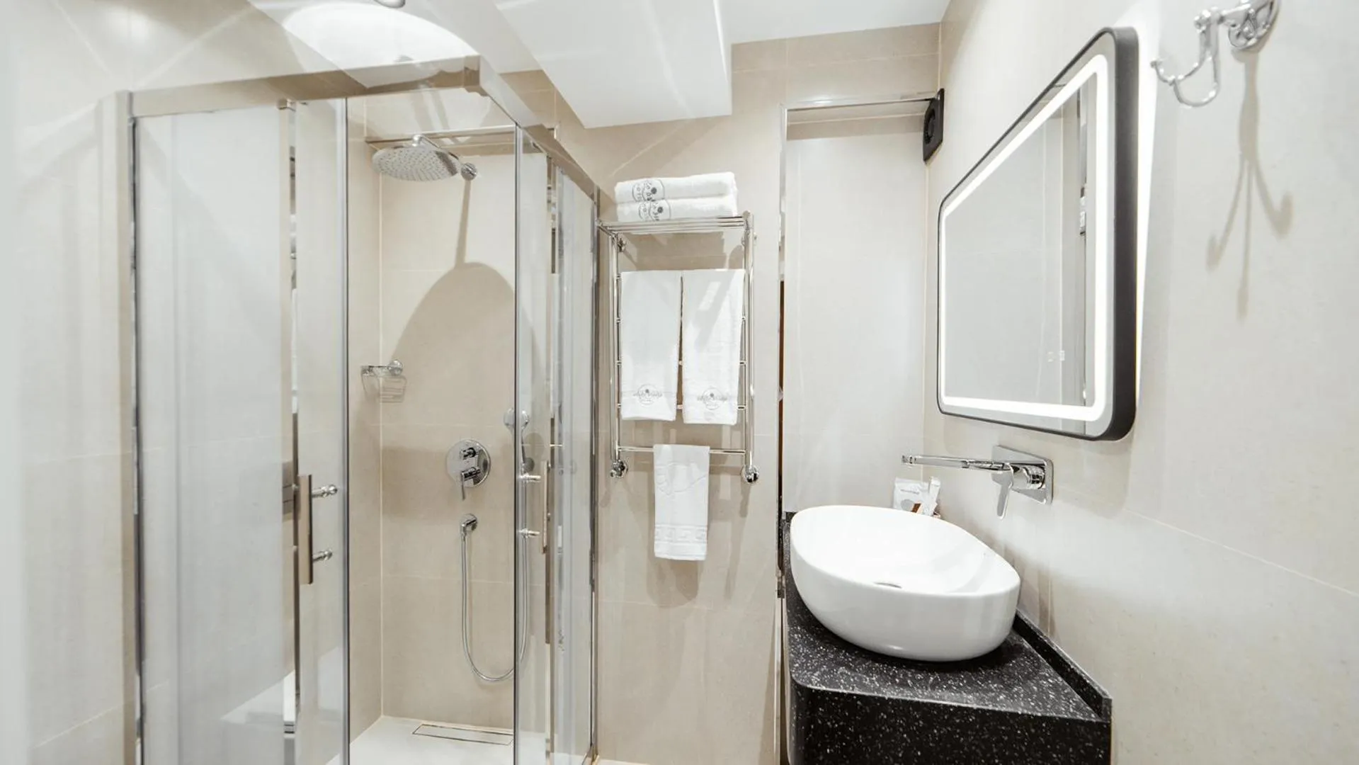 Shower in White Breeze Hotel