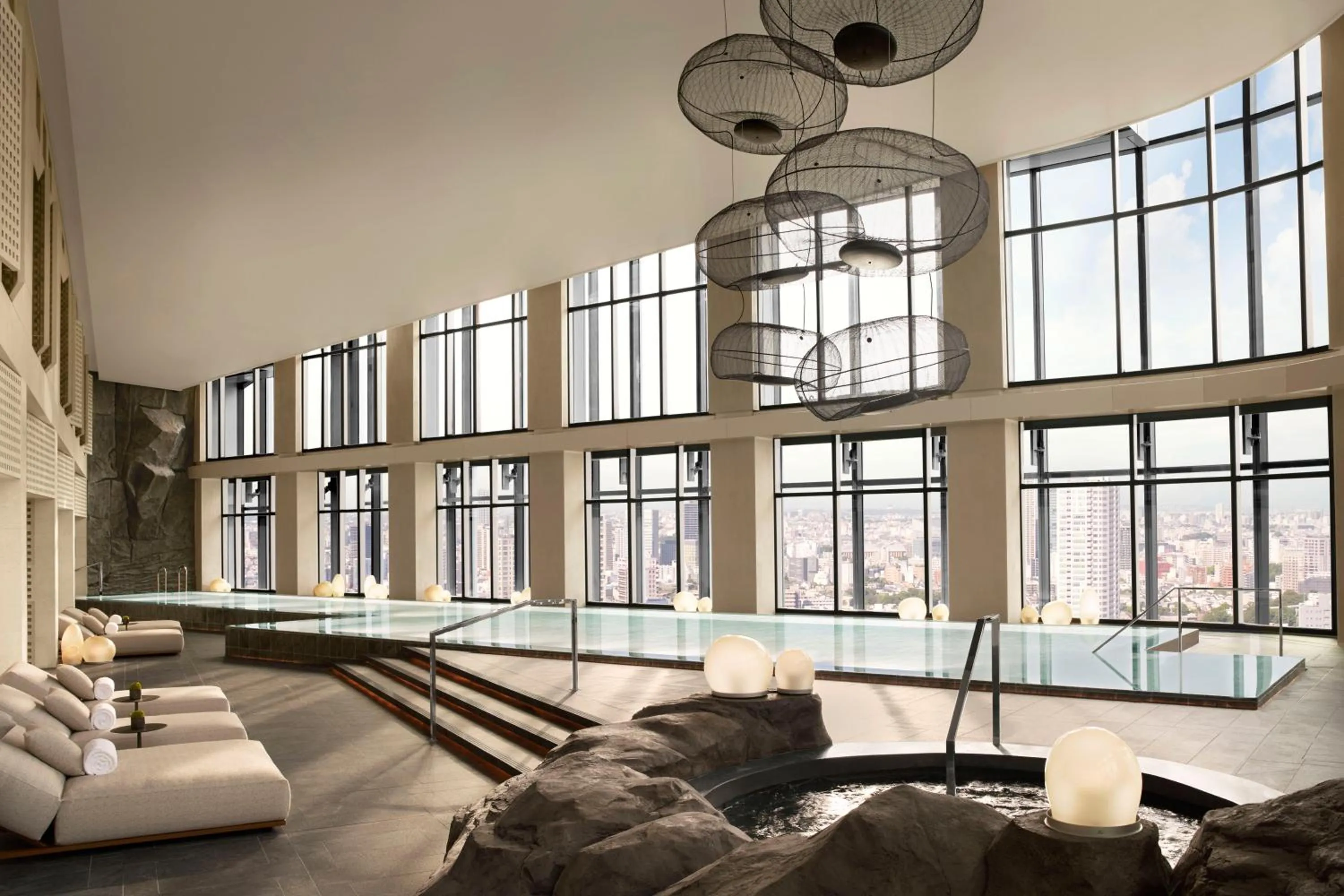 Swimming pool in JW Marriott Hotel Tokyo