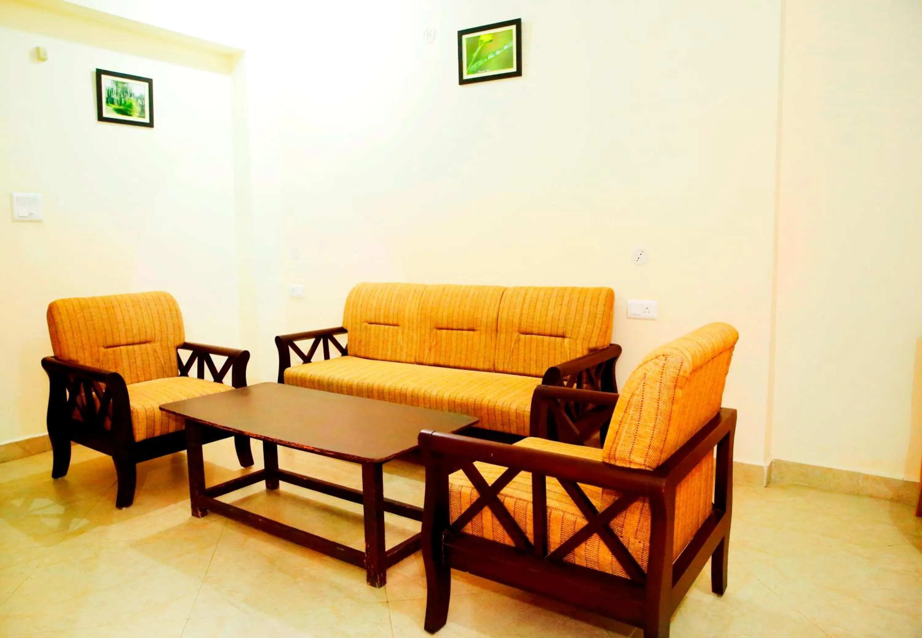 Living room in Hotel Avlokan - Near Kainchi Dham Mandir