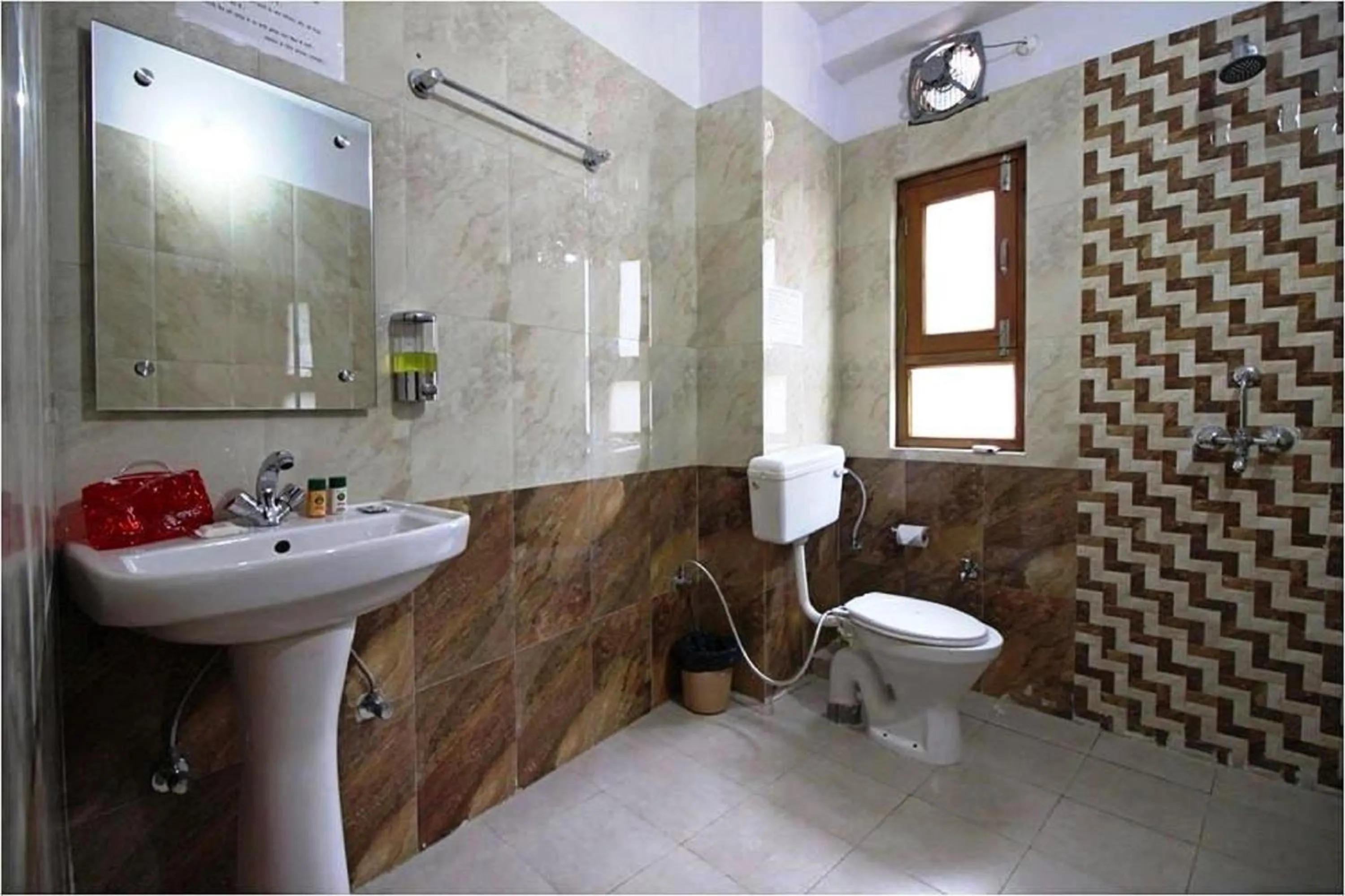 Bathroom in Hotel Avlokan - Near Kainchi Dham Mandir