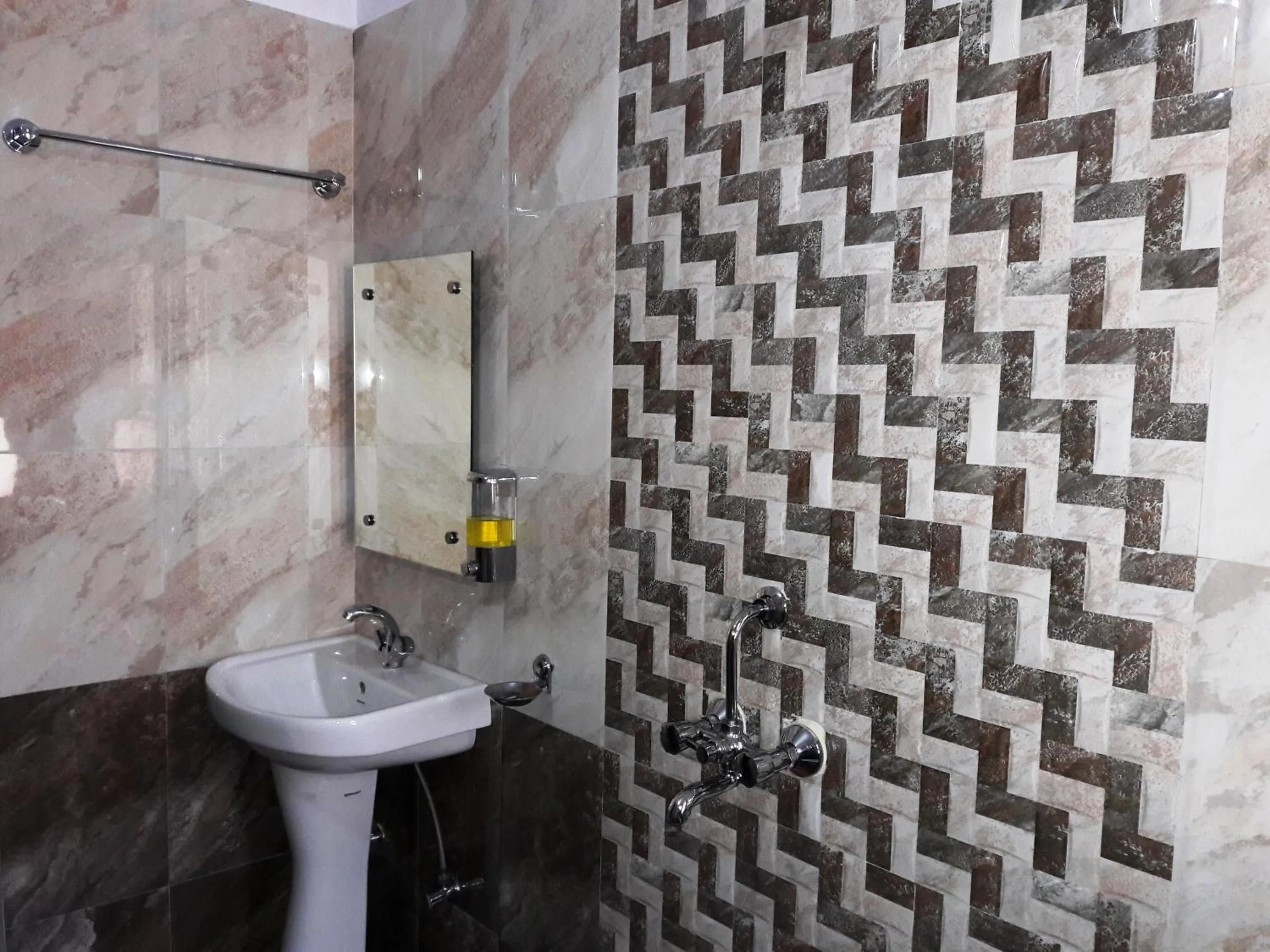 Bathroom in Hotel Avlokan - Near Kainchi Dham Mandir