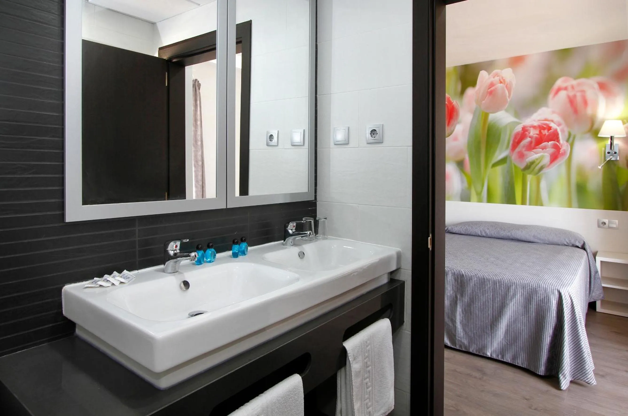 Bathroom, Bed in Hotel Amaraigua – All Inclusive – Adults Only