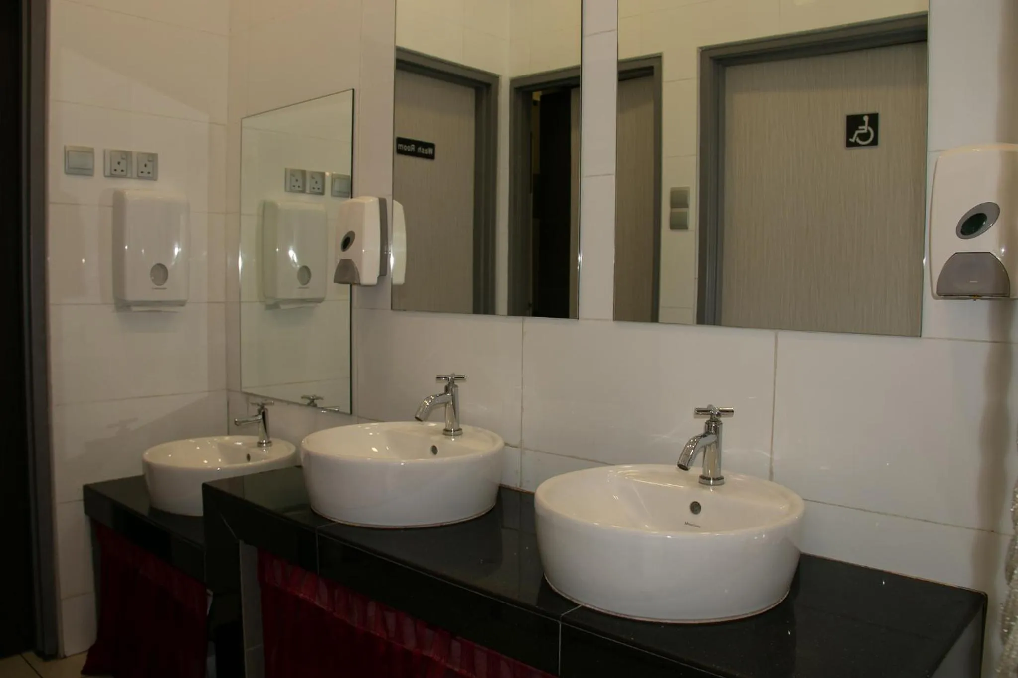 Facade/entrance, Bathroom in Prince 33 Hotel