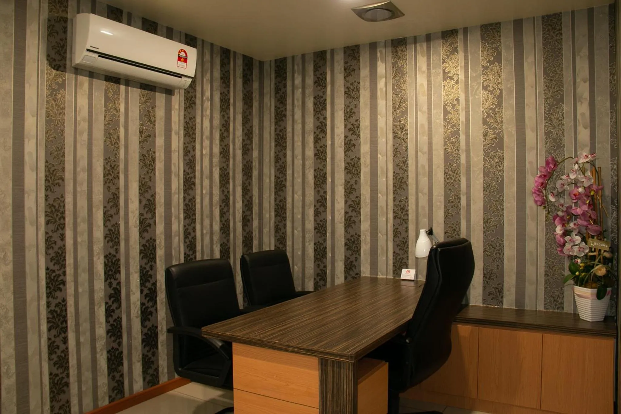 Living room, Dining Area in Prince 33 Hotel