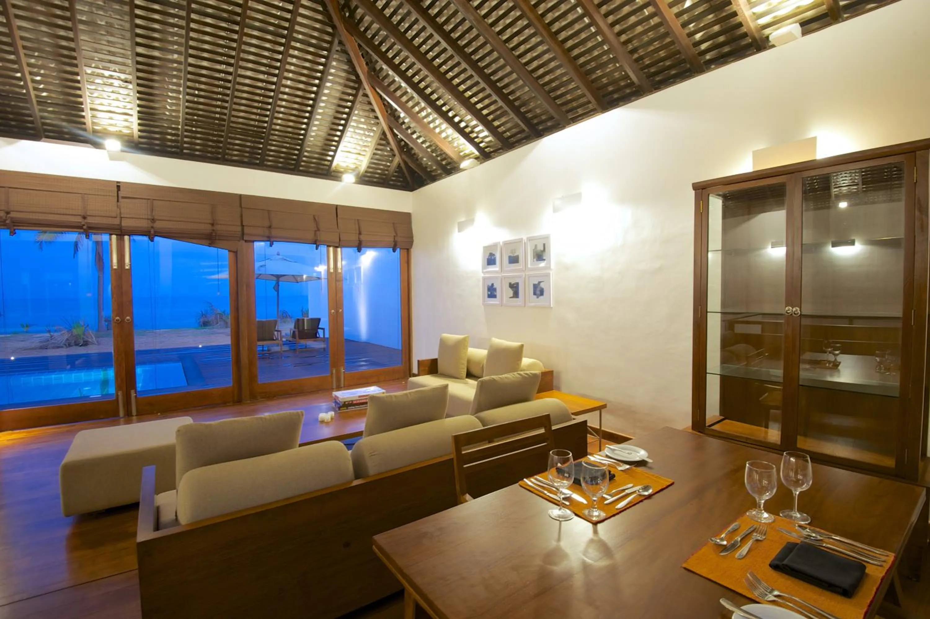 Communal lounge/ TV room in Jetwing Thalahena Villa