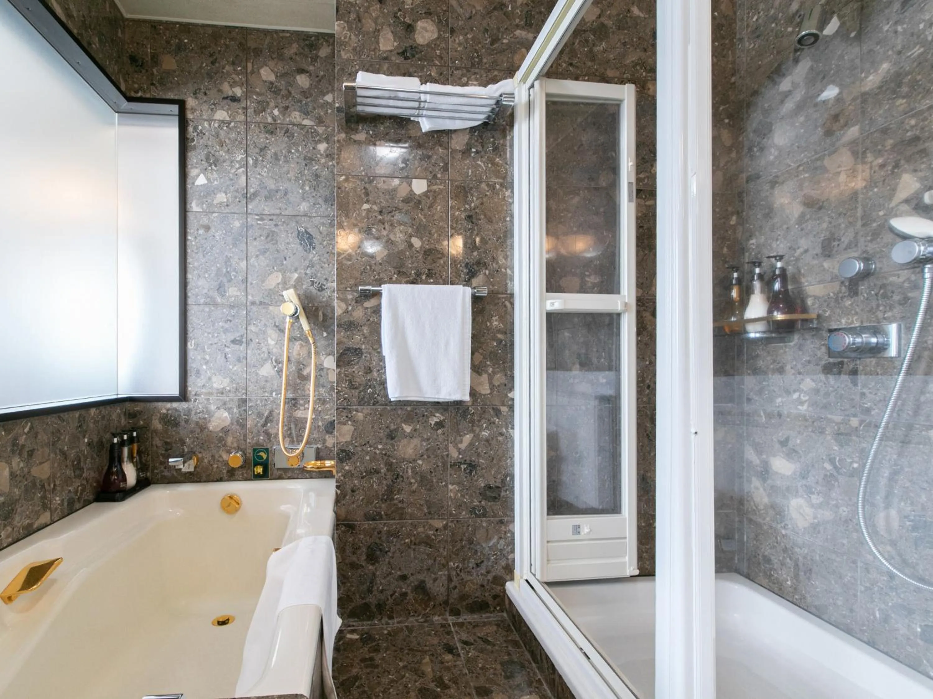 Shower in Victoria Inn Nagasaki