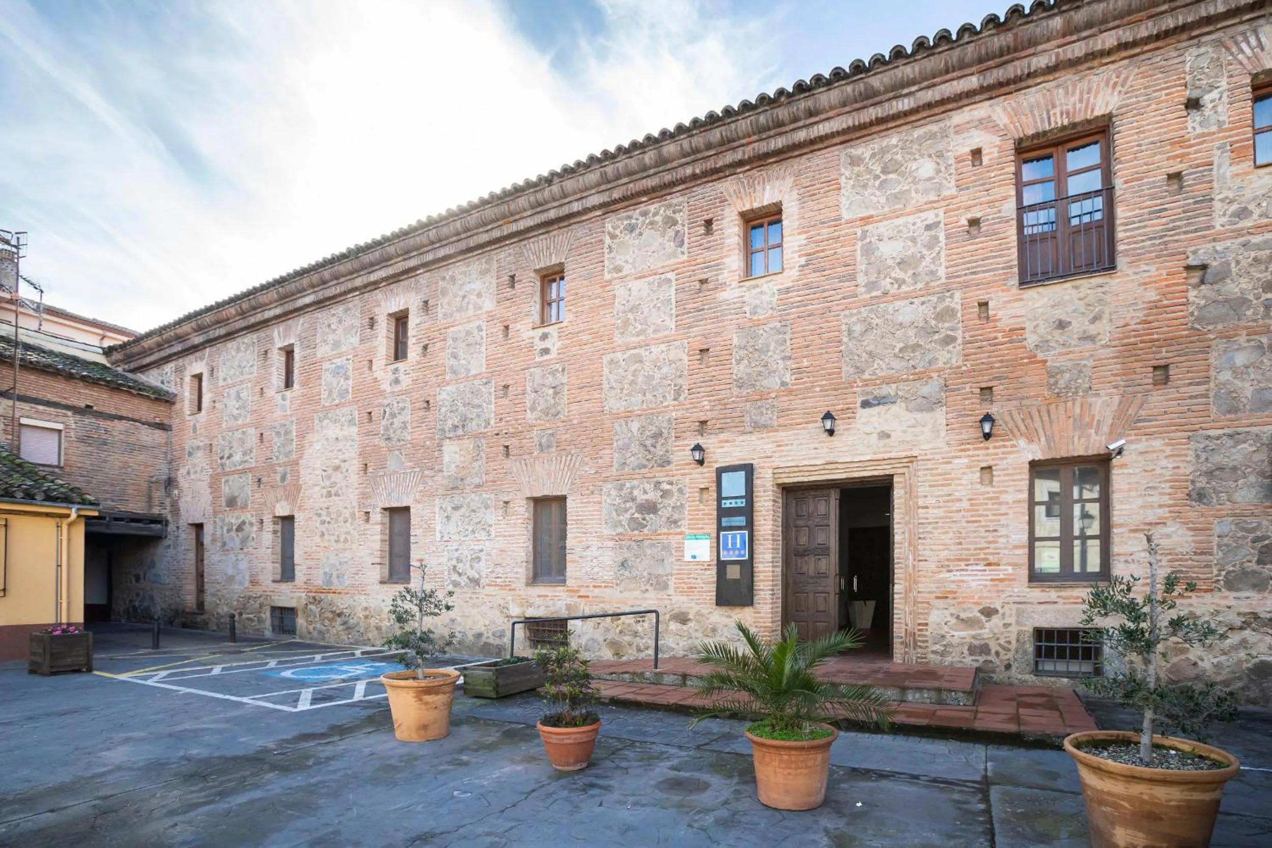 Property building in Hotel Valle del Ambroz