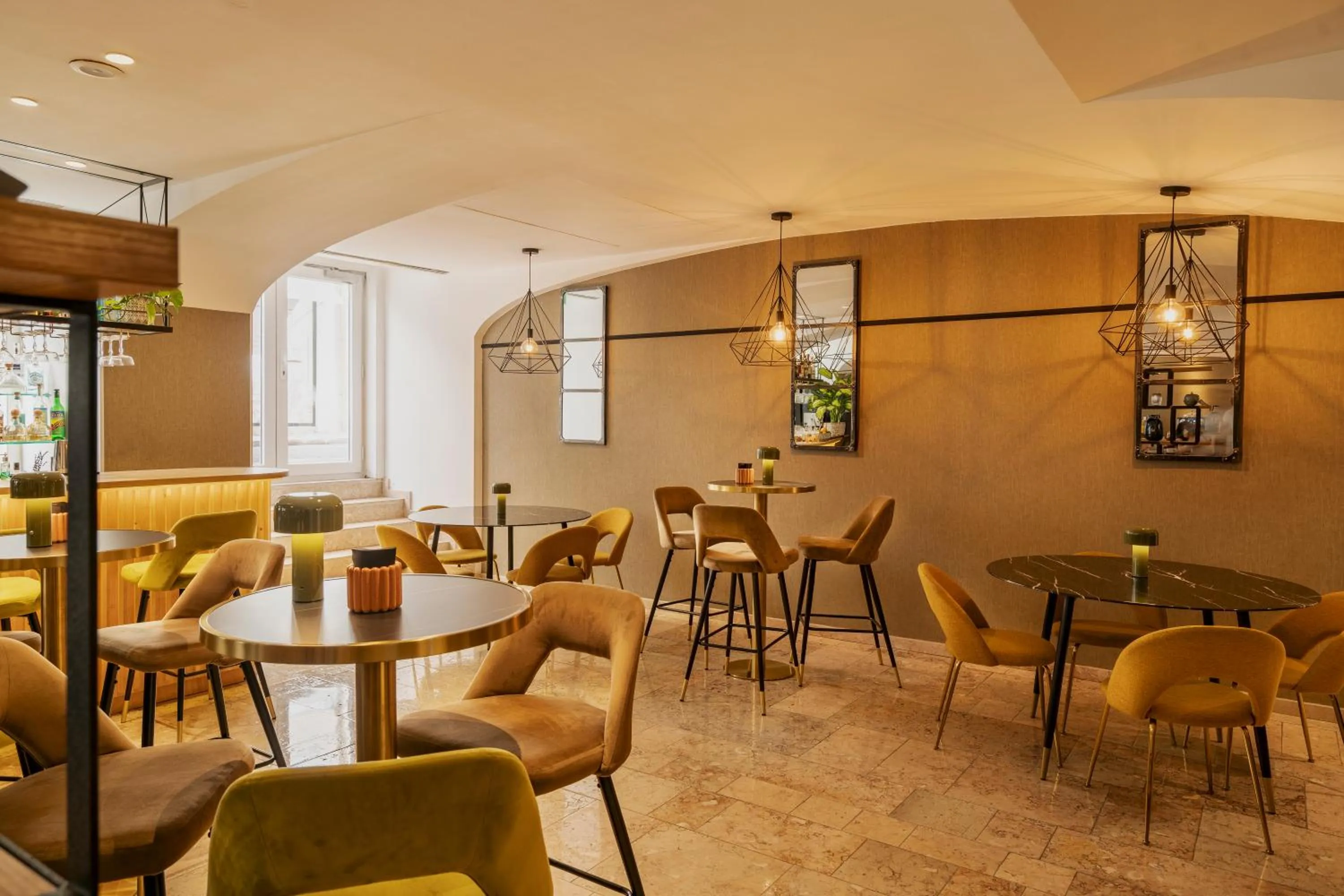 Restaurant/places to eat in Vincci Baixa Suites Apartments