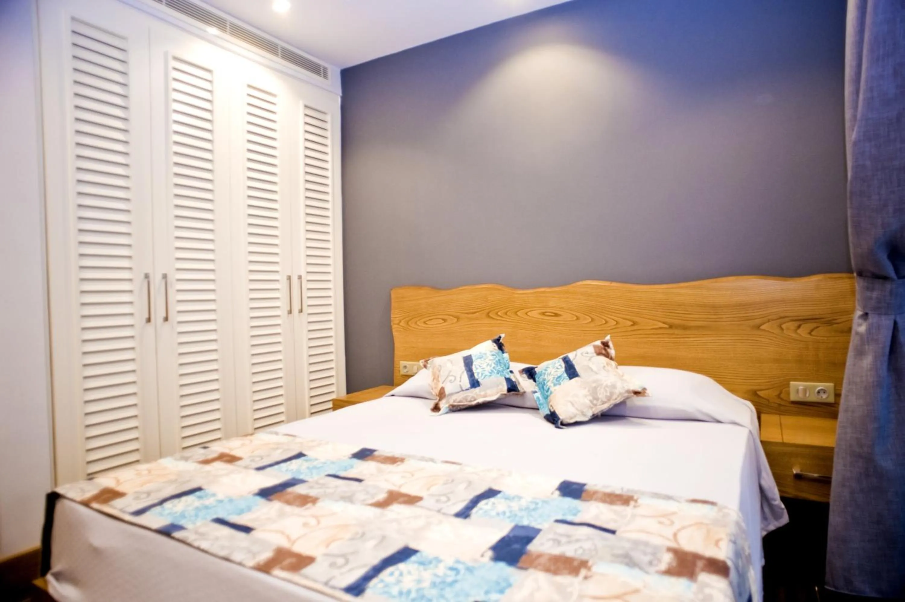 Bed in Degirmenburnu Residence