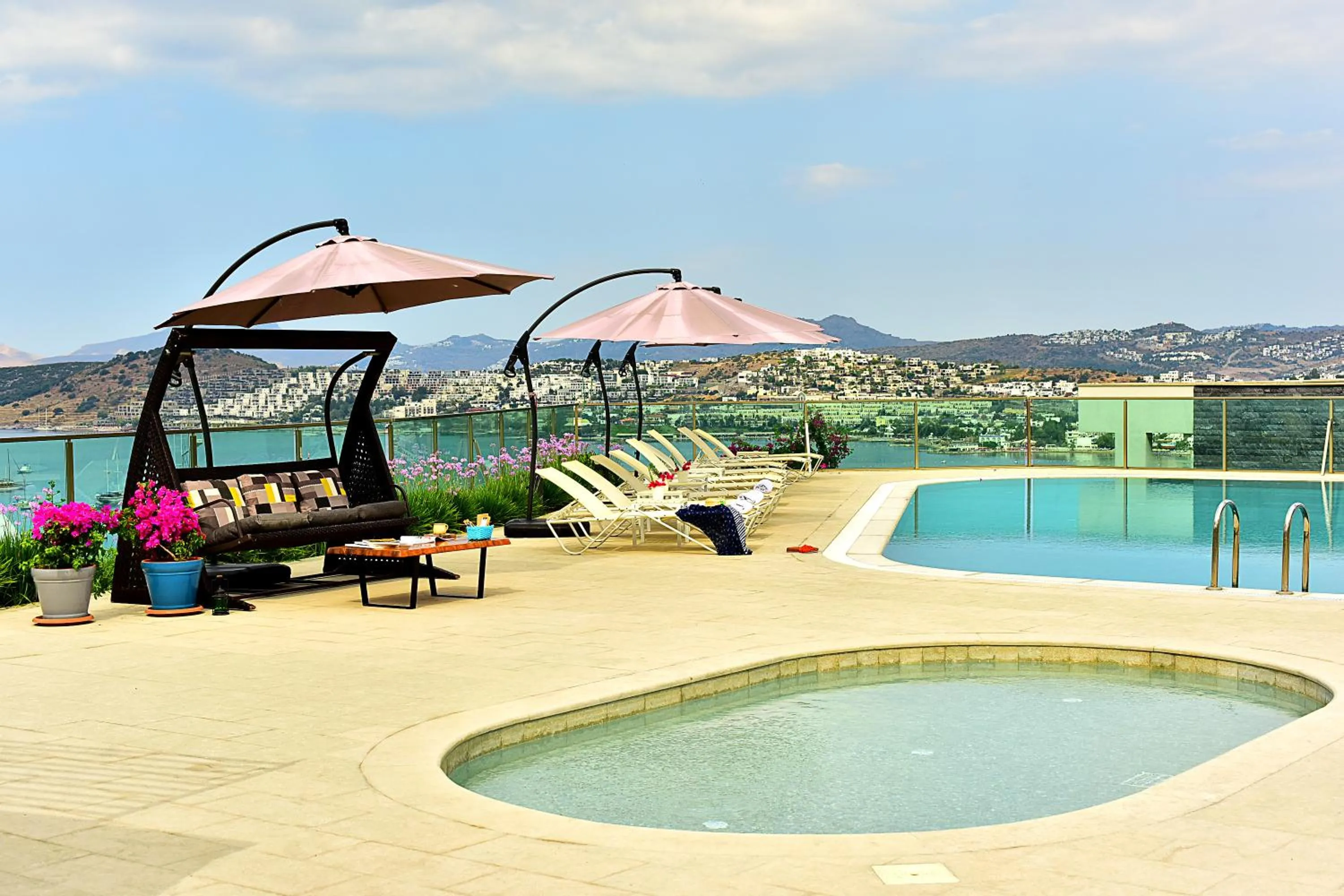 Swimming pool in Degirmenburnu Residence